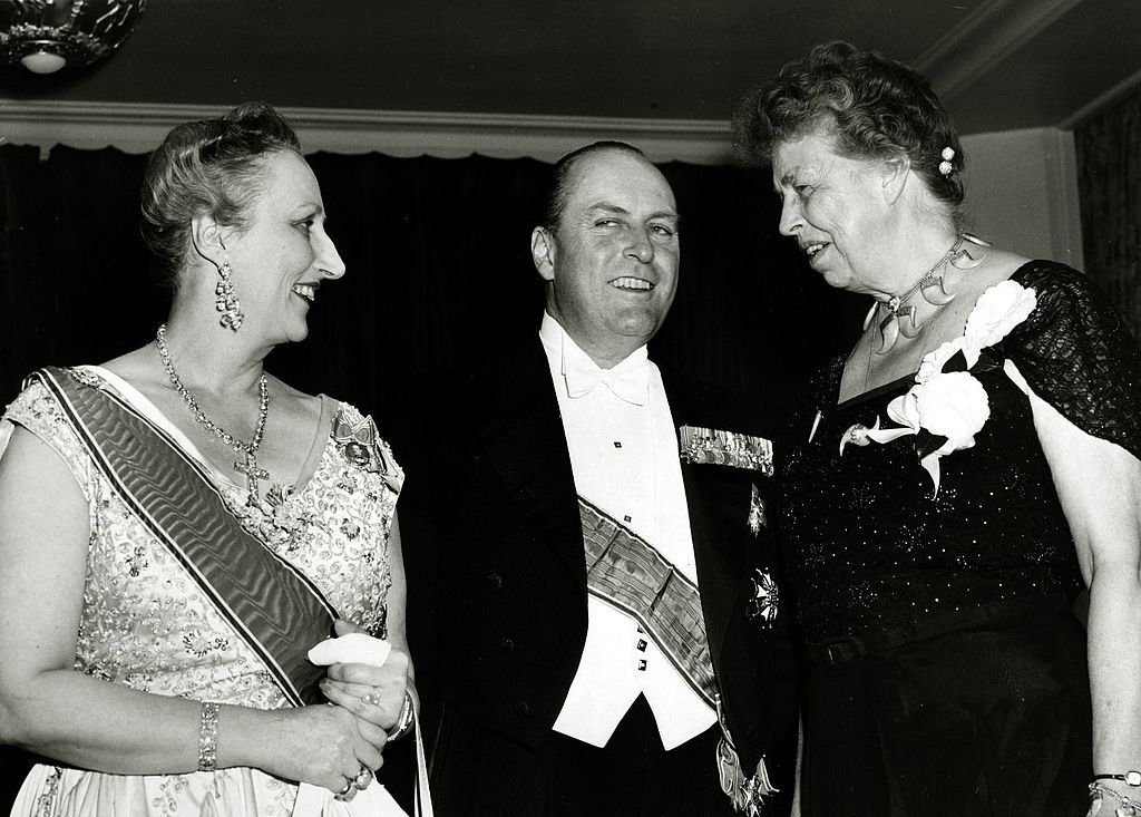 El Príncipe Heredero Olav, la Princesa Heredera Martha y la Sra. Franklin D, Roosevelt, a la derecha, el Rey Olav (Olaf) de Noruega durante una cena en 1950. | Foto: Getty Images.