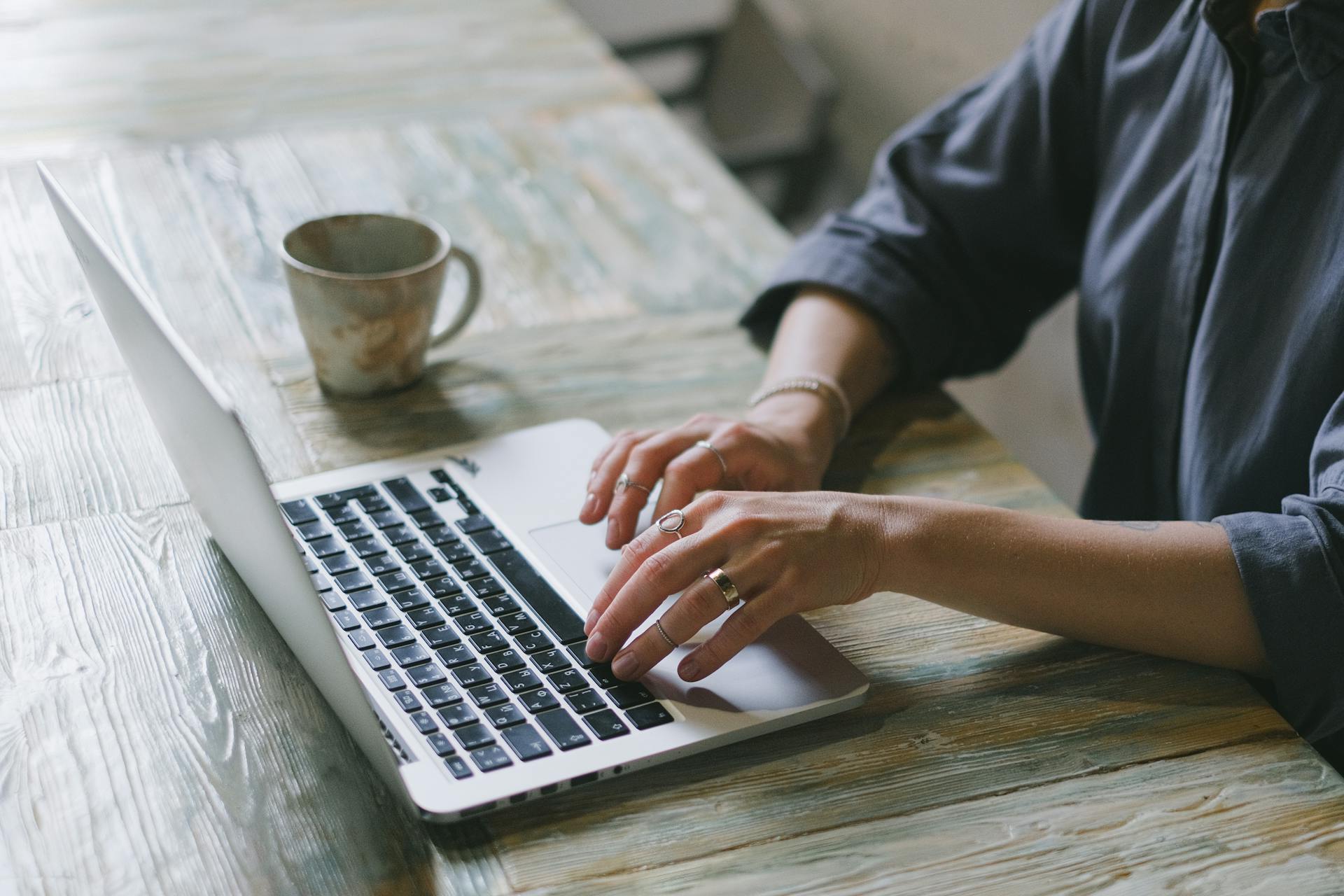 Una mujer utilizando un ordenador portátil | Fuente: Pexels