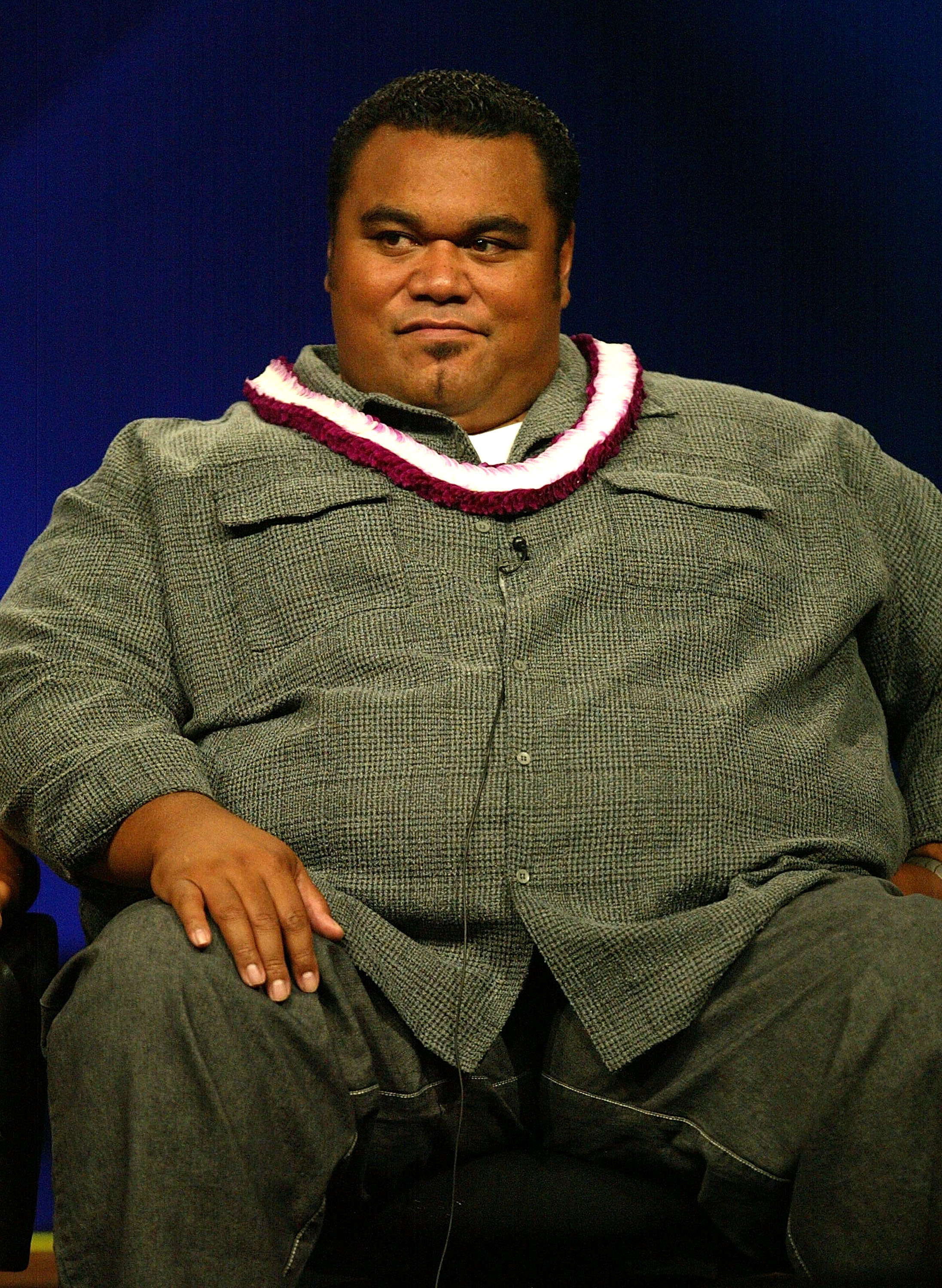 El actor Peter Navy Tuiasosopo de "Hawaii" habla con la prensa durante el segundo día del NBC Summer TCA Press Tour en el Century Plaza Hotel el 11 de junio de 2004 en Los Angeles, California. | Fuente: Getty Images