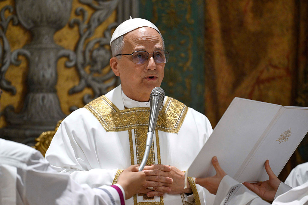El cardenal estadounidense Robert Francis Prevost preside su primera Santa Misa como papa León XIV con los cardenales en la Capilla Sixtina al concluir el Cónclave el 09 de mayo de 2025 en Ciudad del Vaticano, Vaticano.