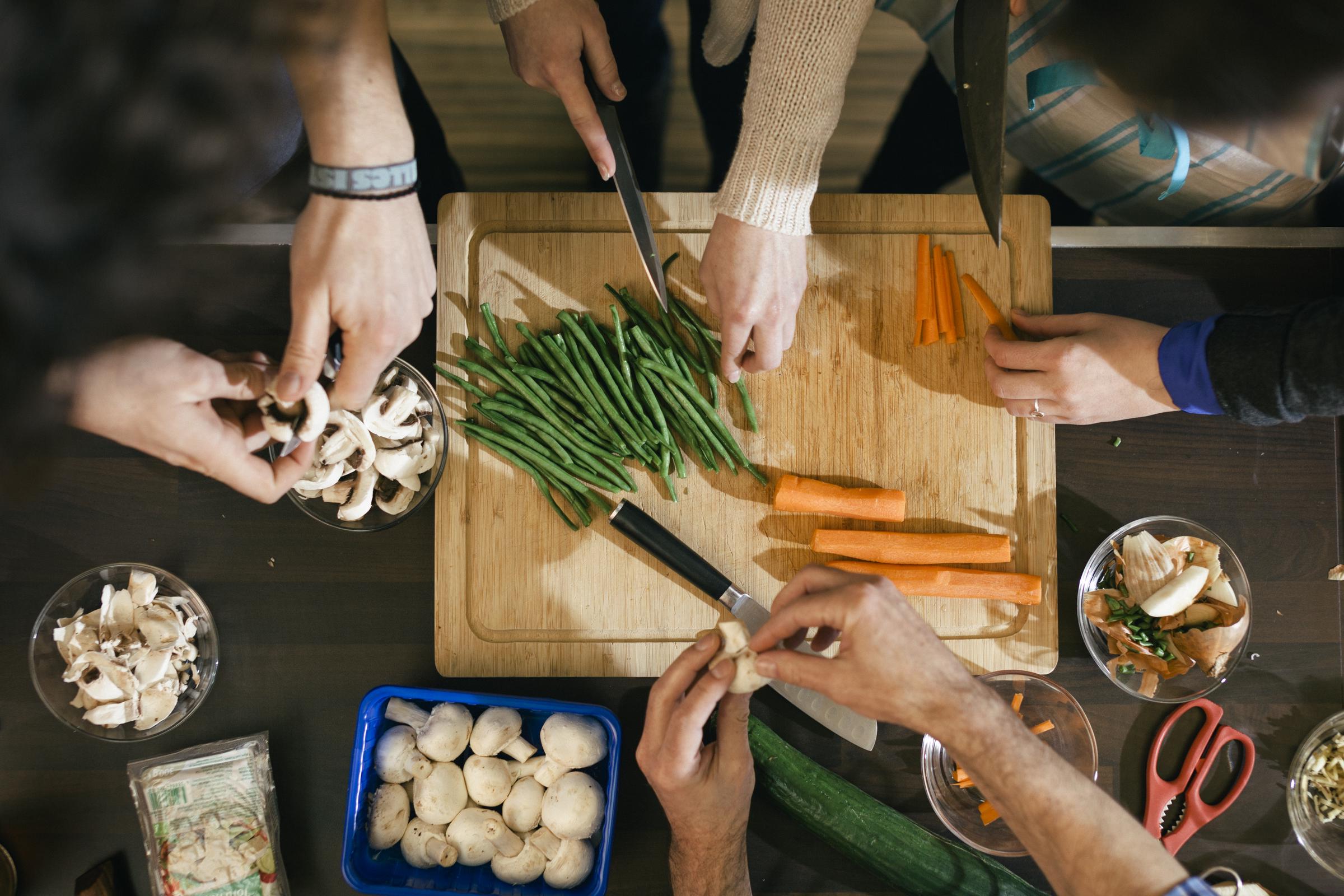 No hace falta ser un gran cocinero para echar una mano con la cena. Lavar verduras, medir los ingredientes o preparar guarniciones son formas sencillas de repartir el trabajo. | Fuente: Getty Images.