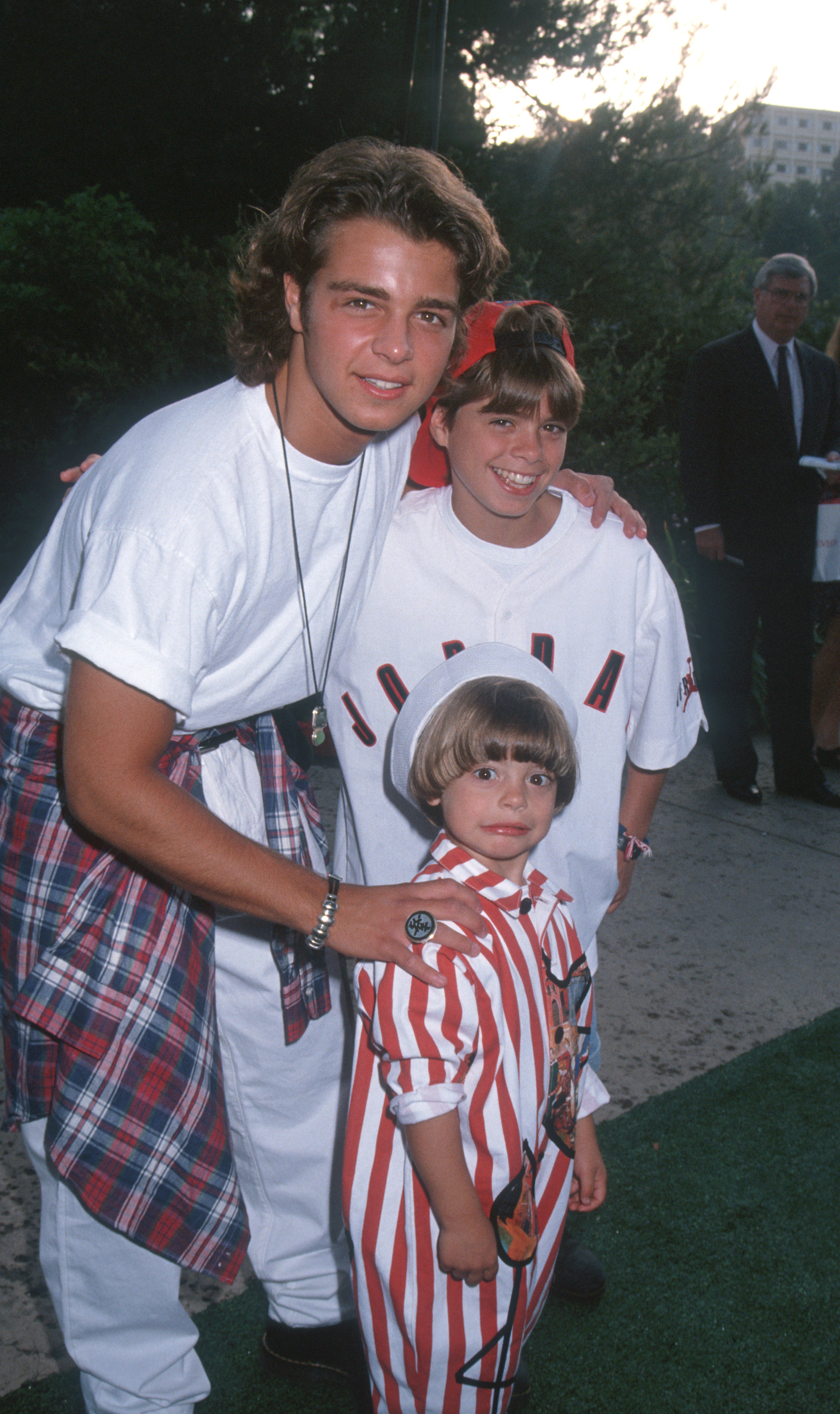 Joey, Andrew y Matthew Lawrence fotografiados en la fiesta "An Evening At The Net" el 3 de agosto de 1992 | Fuente: Getty Images