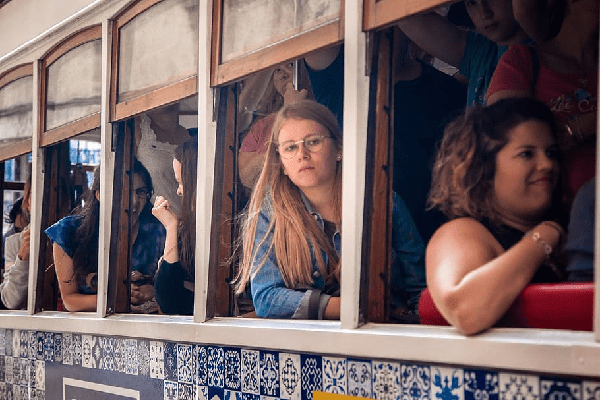 Mujeres viajan en tranvía en Lisboa, Portugal. | Foto: Piqsels