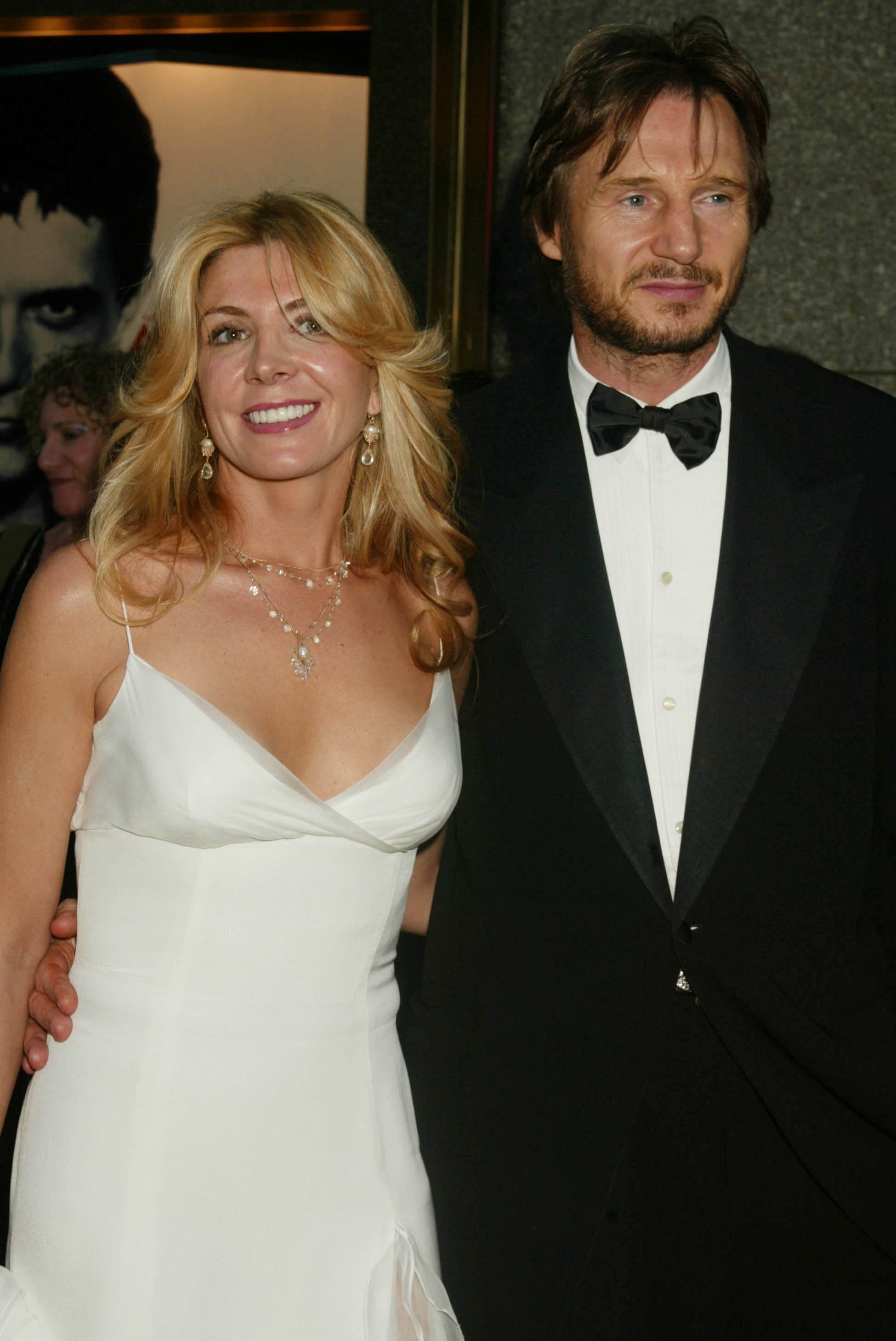 Liam Neeson y su esposa Natasha. | Imagen: Getty Images