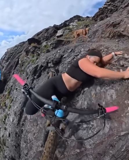 Imagen de la caída de Cecilia Sopeña | Fuente: Instagram/deportes13cl