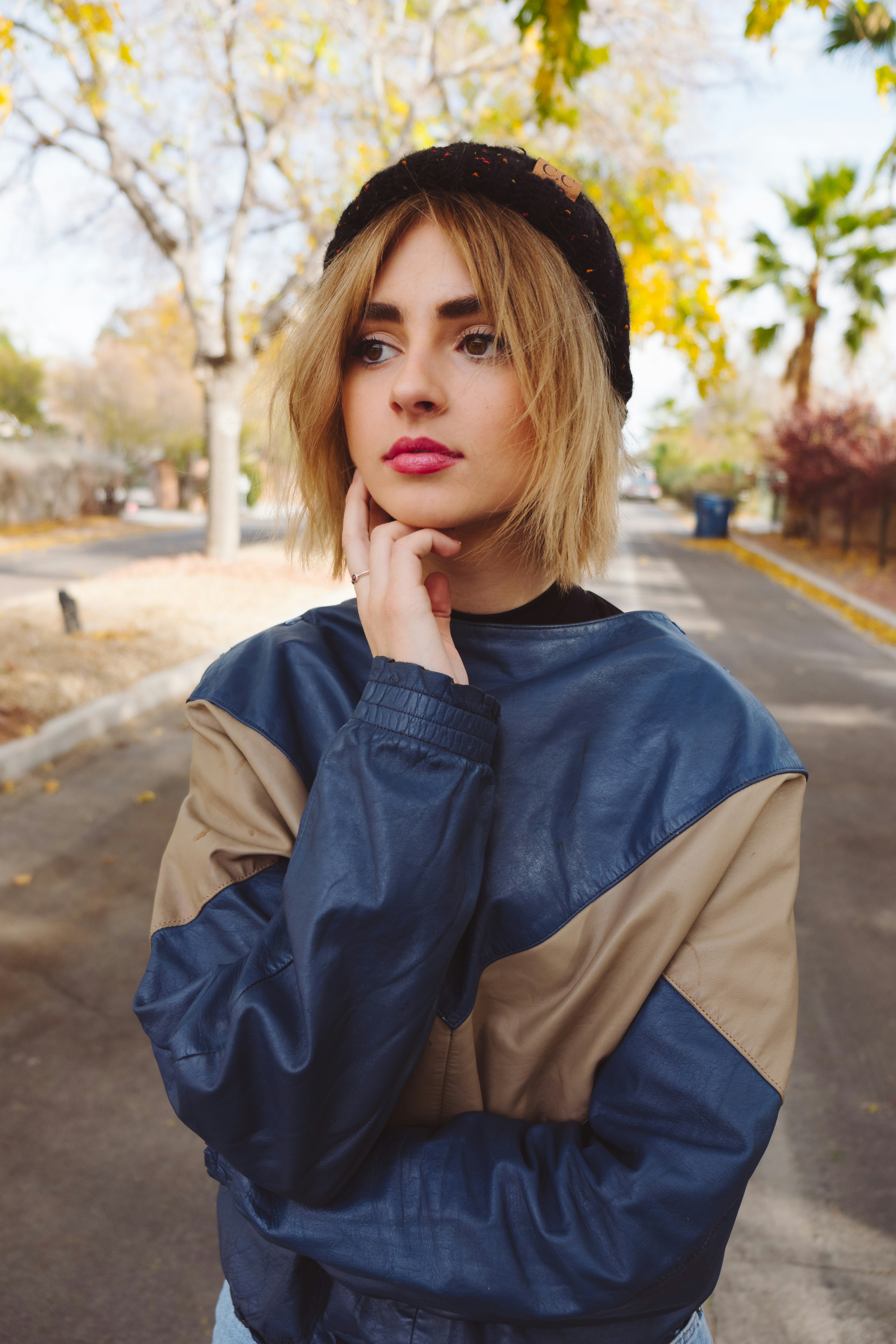 Una joven de pie en el exterior | Fuente: Unsplash