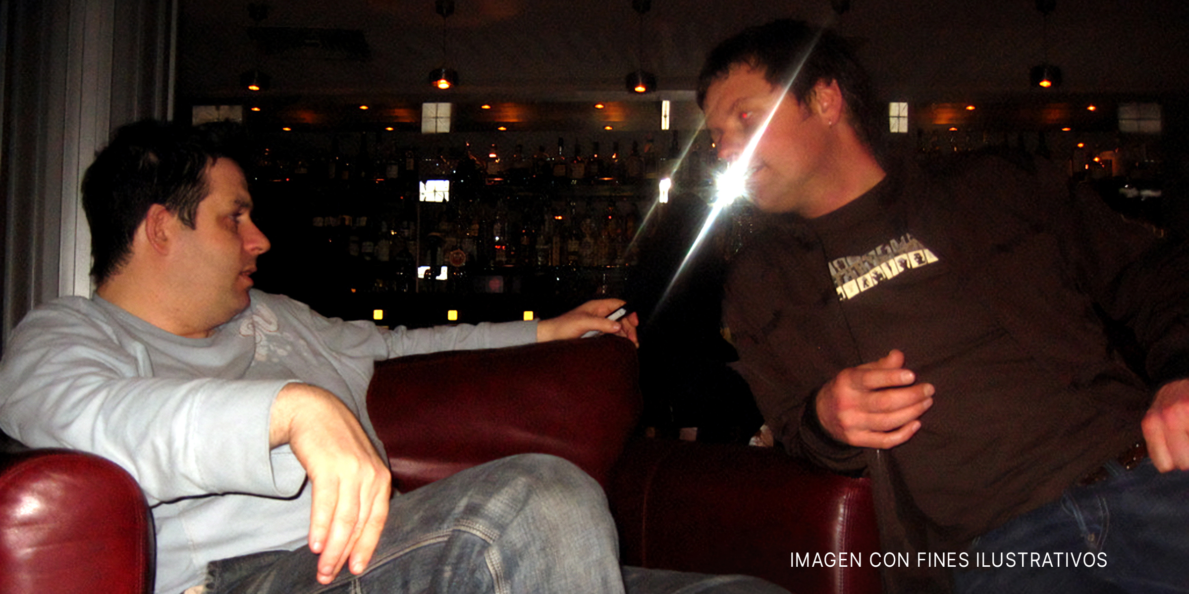 Amigos conversan | Foto: Flickr.com/russelljsmith (CC BY 2.0)