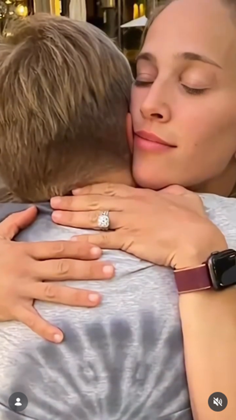 Luisana Lopilato abrazando a su hijo Noah | Fuente: Instagram/luisanalopilato