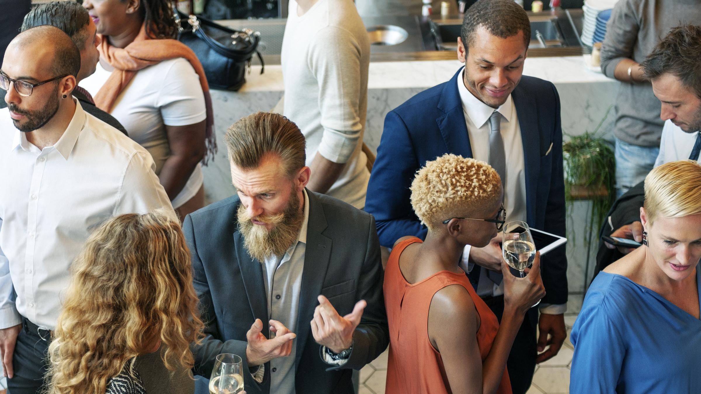 Gente en una fiesta | Fuente: Freepik