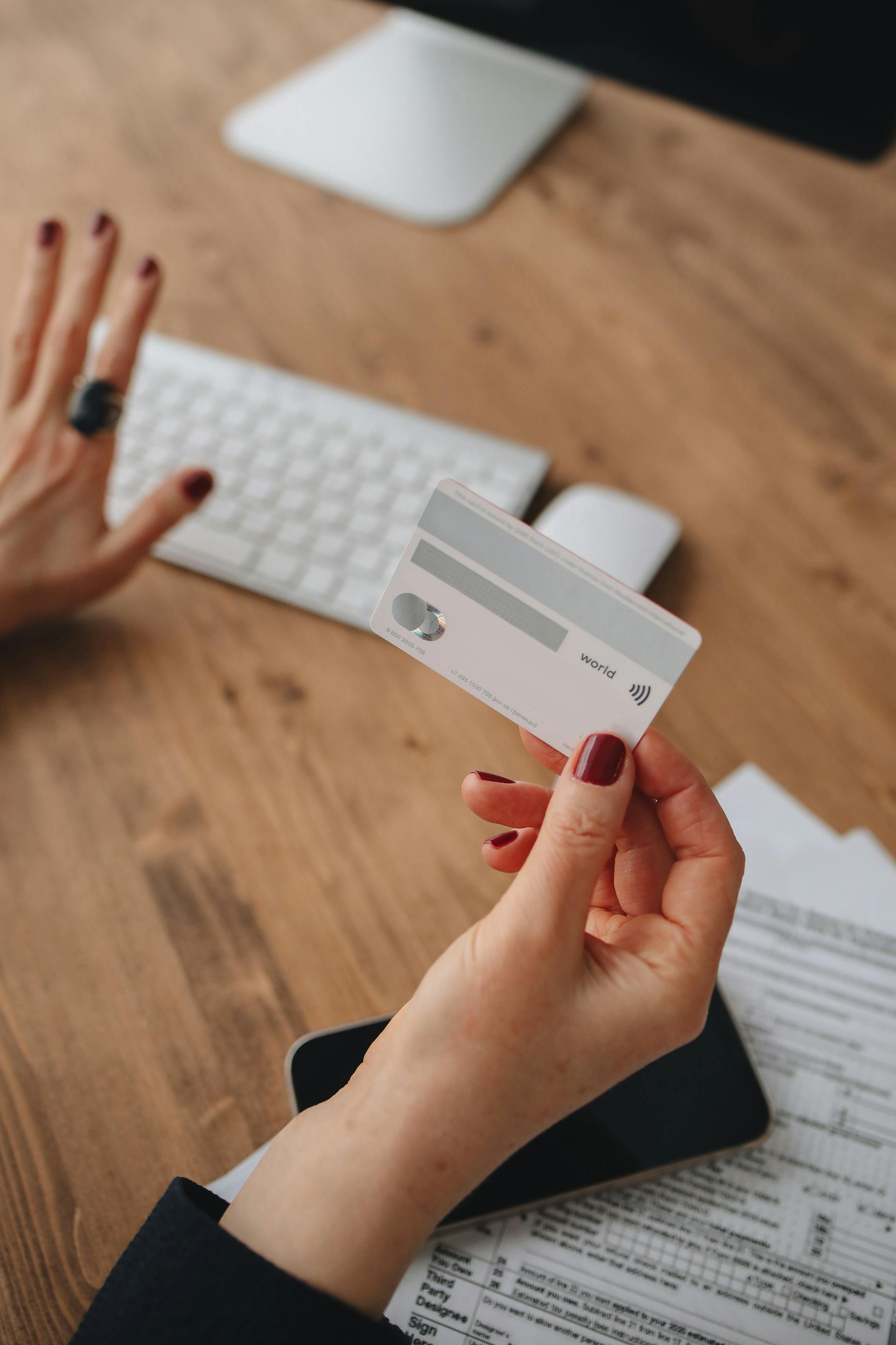 Una mujer con una tarjeta de crédito | Fuente: Pexels