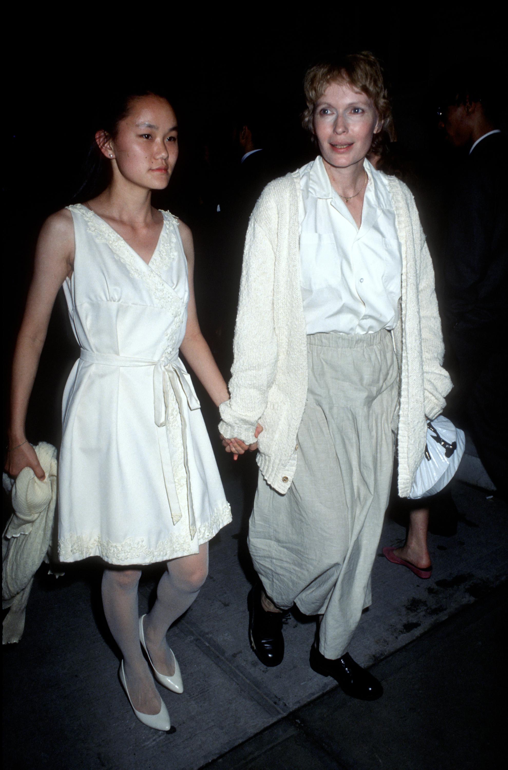 Soon-Yi Previn y Mia Farrow en Nueva York, el 12 de junio de 1991. | Fuente: Getty Images