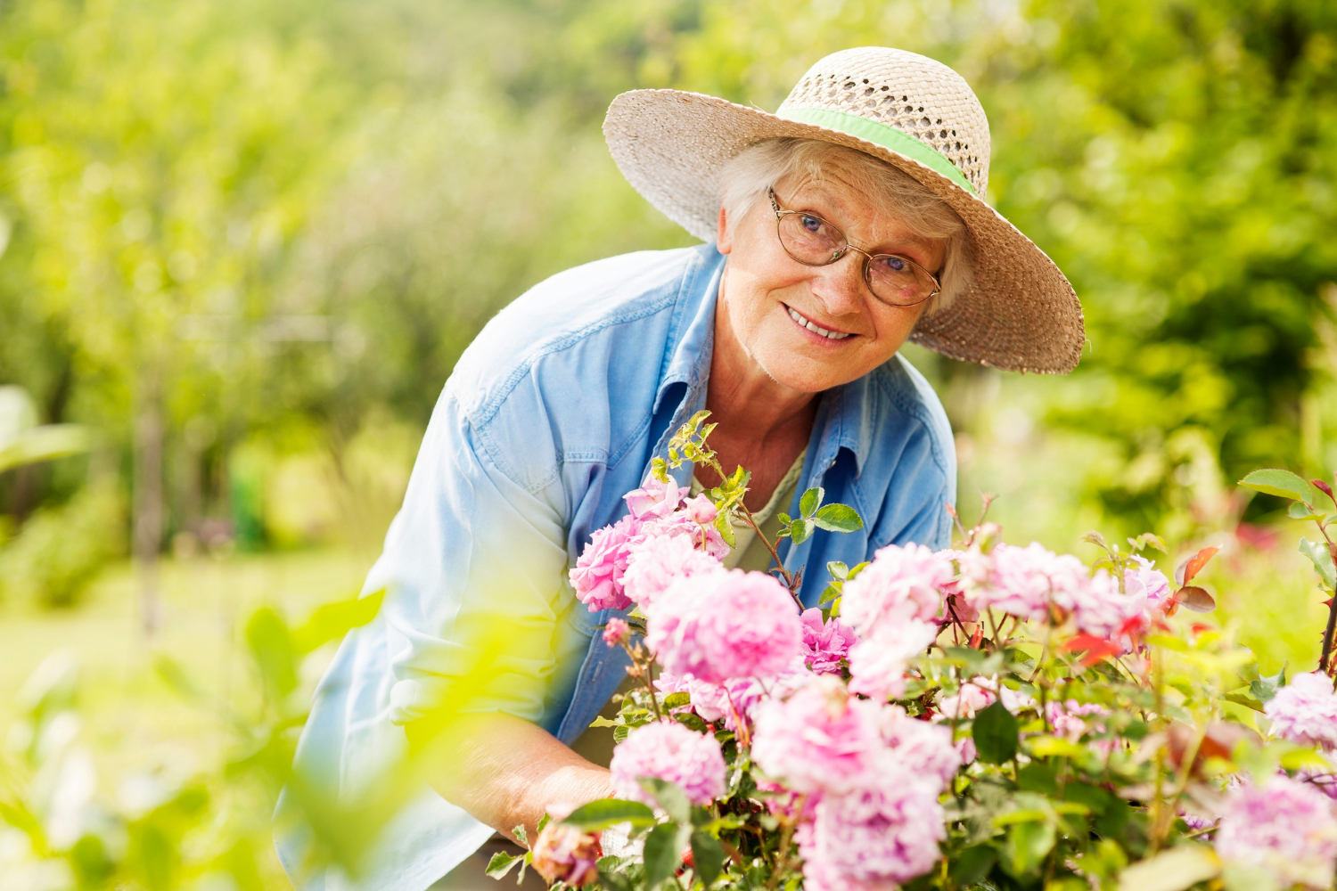Una mujer mayor en su jardín | Fuente: Freepik