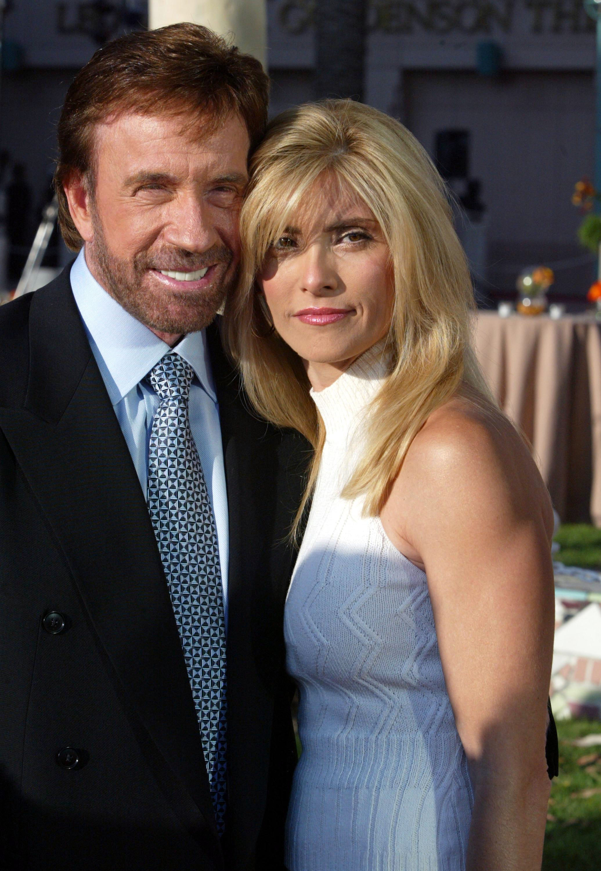 Chuck Norris y Gena O'Kelly llegan a la Ceremonia de Inducción al Salón de la Fama de la Academia de las Artes y las Ciencias de la Televisión en North Hollywood, California, el 26 de junio de 2004. | Fuente: Getty Images