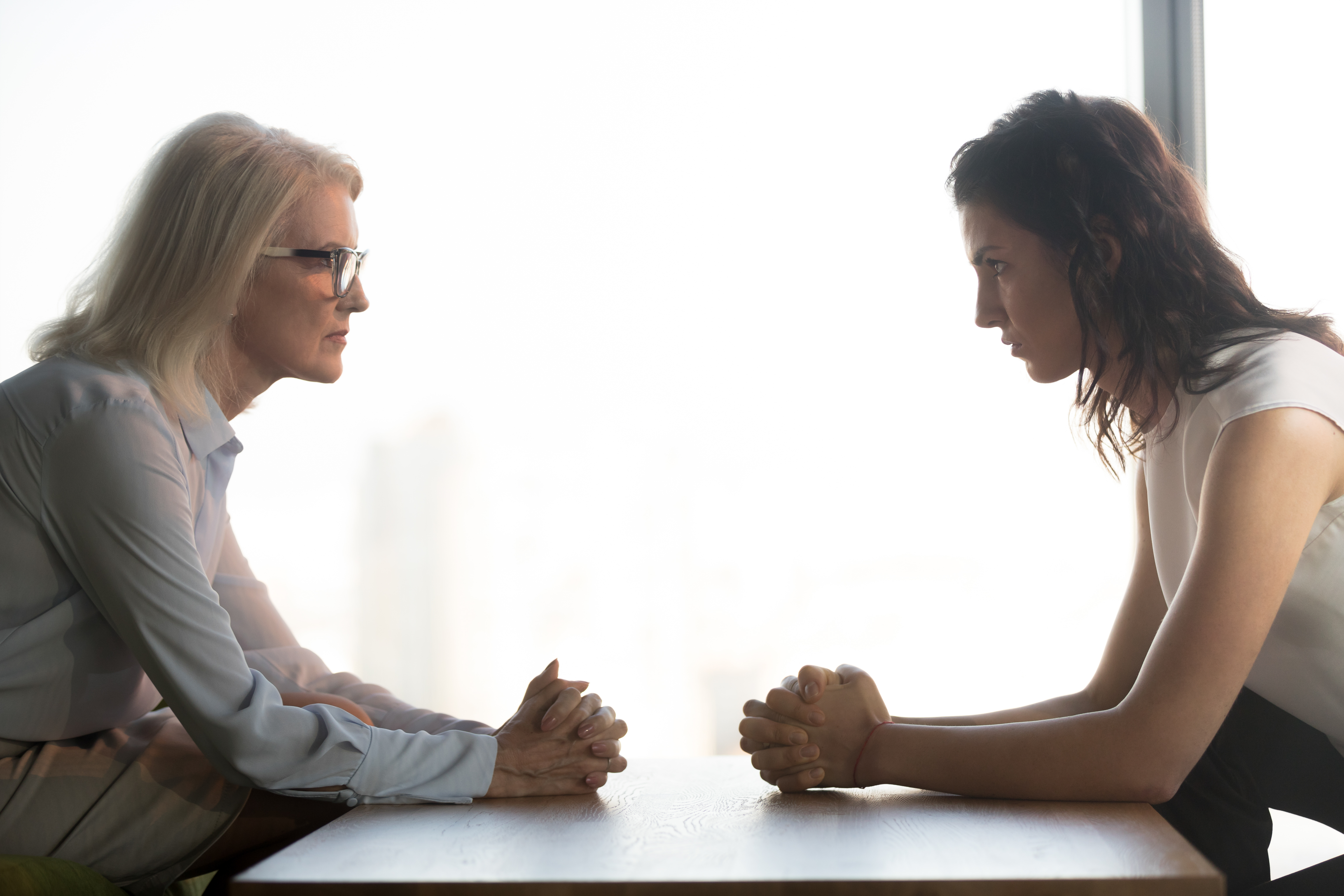 Dos mujeres mirándose | Foto: Shutterstock