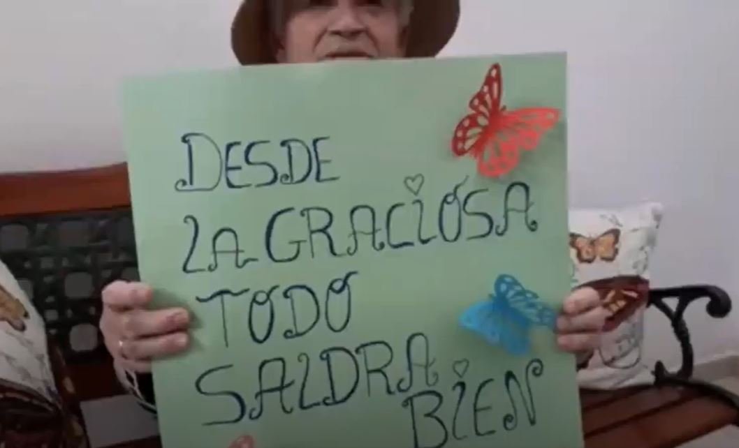 Habitante de La Graciosa sosteniendo un cartel de apoyo. | Foto: Captura de Youtube/Vaya Noticias