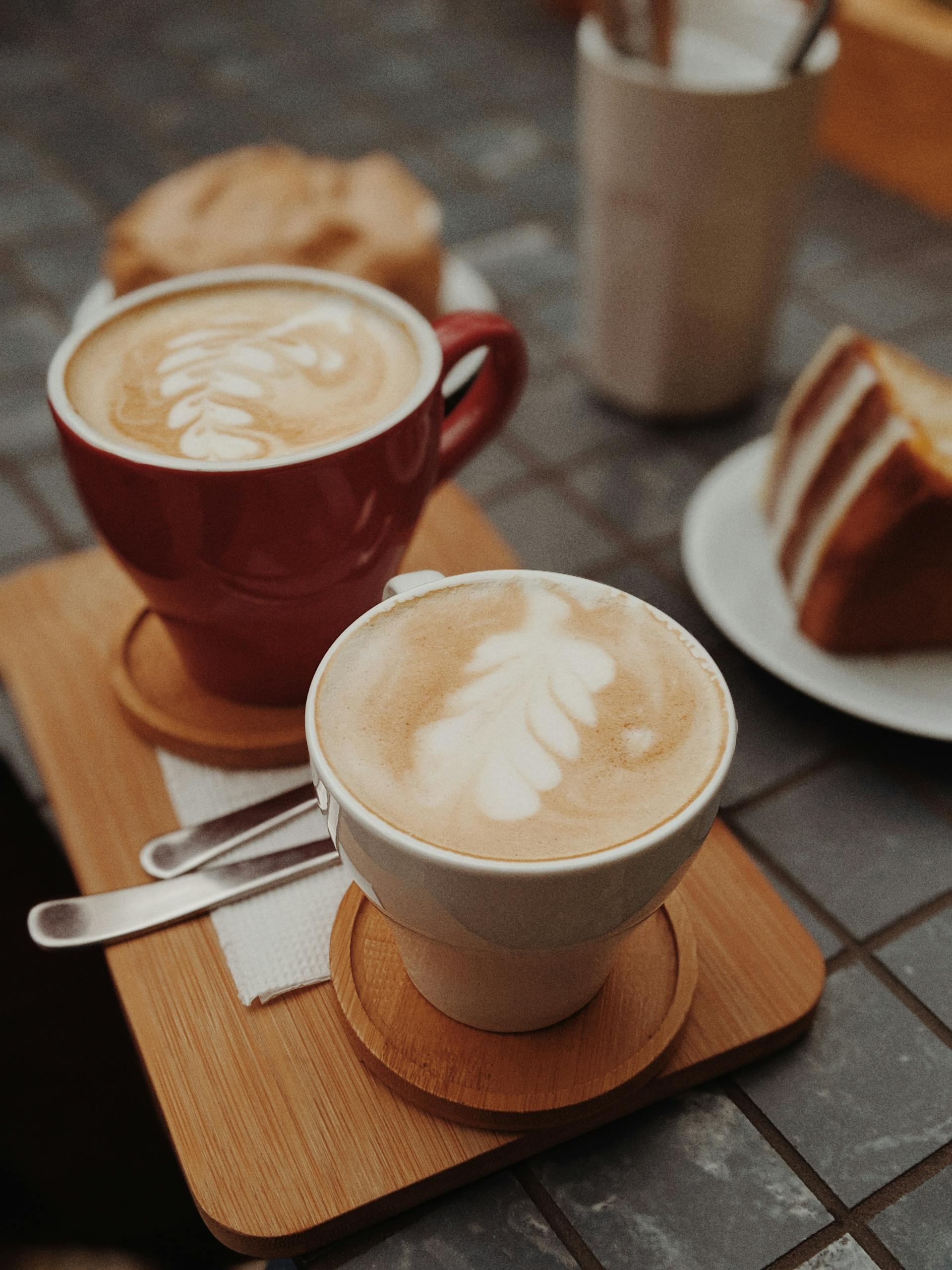 Dos tazas de café marrón sobre una bandeja marrón | Fuente: Pexels