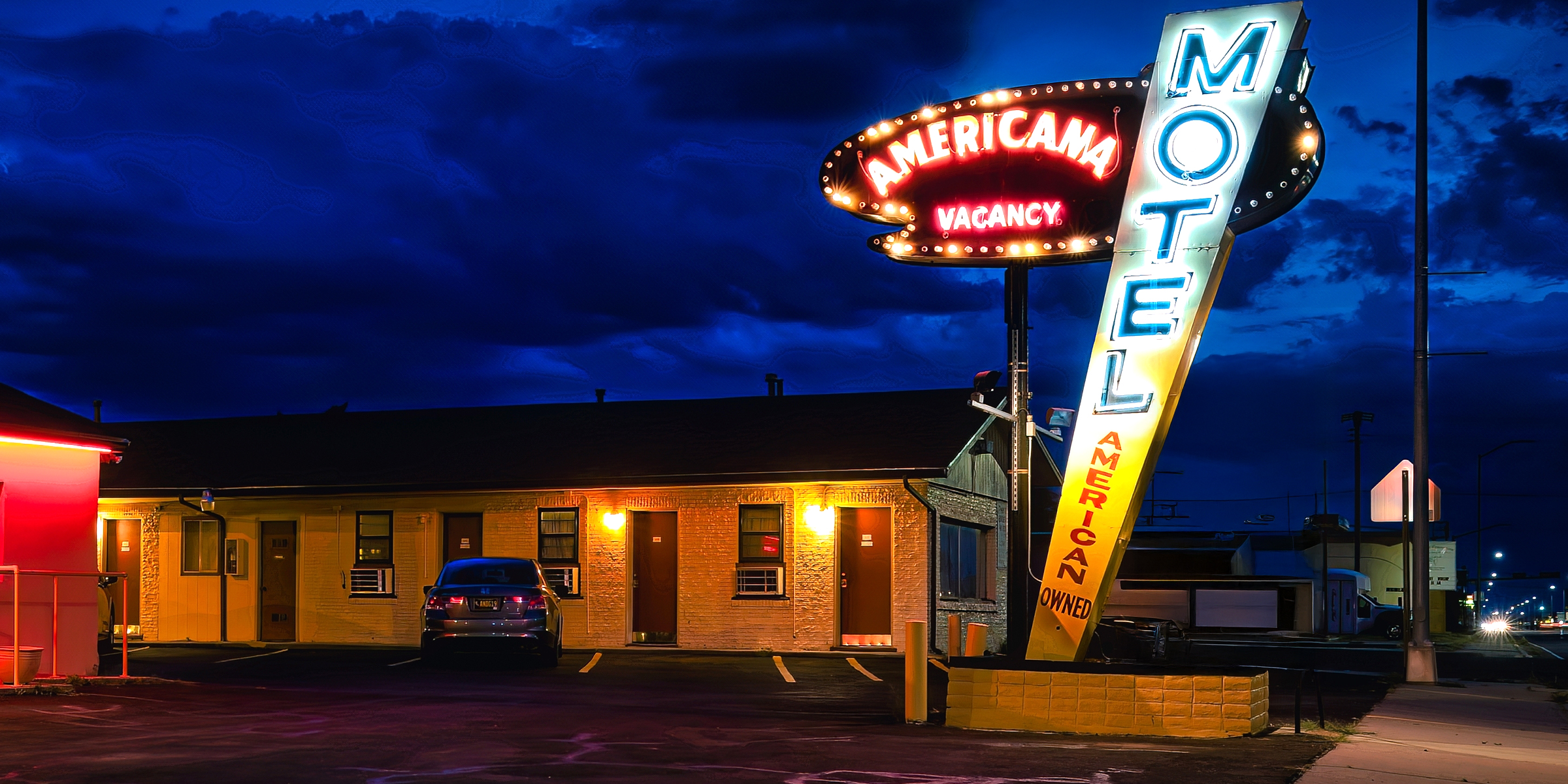 Un motel con un letrero de neón | Fuente: Shutterstock