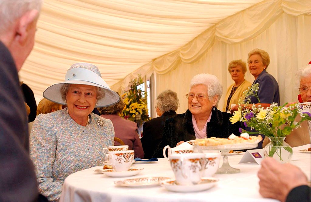 La reina Elizabeth II en un encuentro con jubilados, el 14 de mayo de 2002, en Ballinamallard, en Irlanda. | Foto: Getty Images