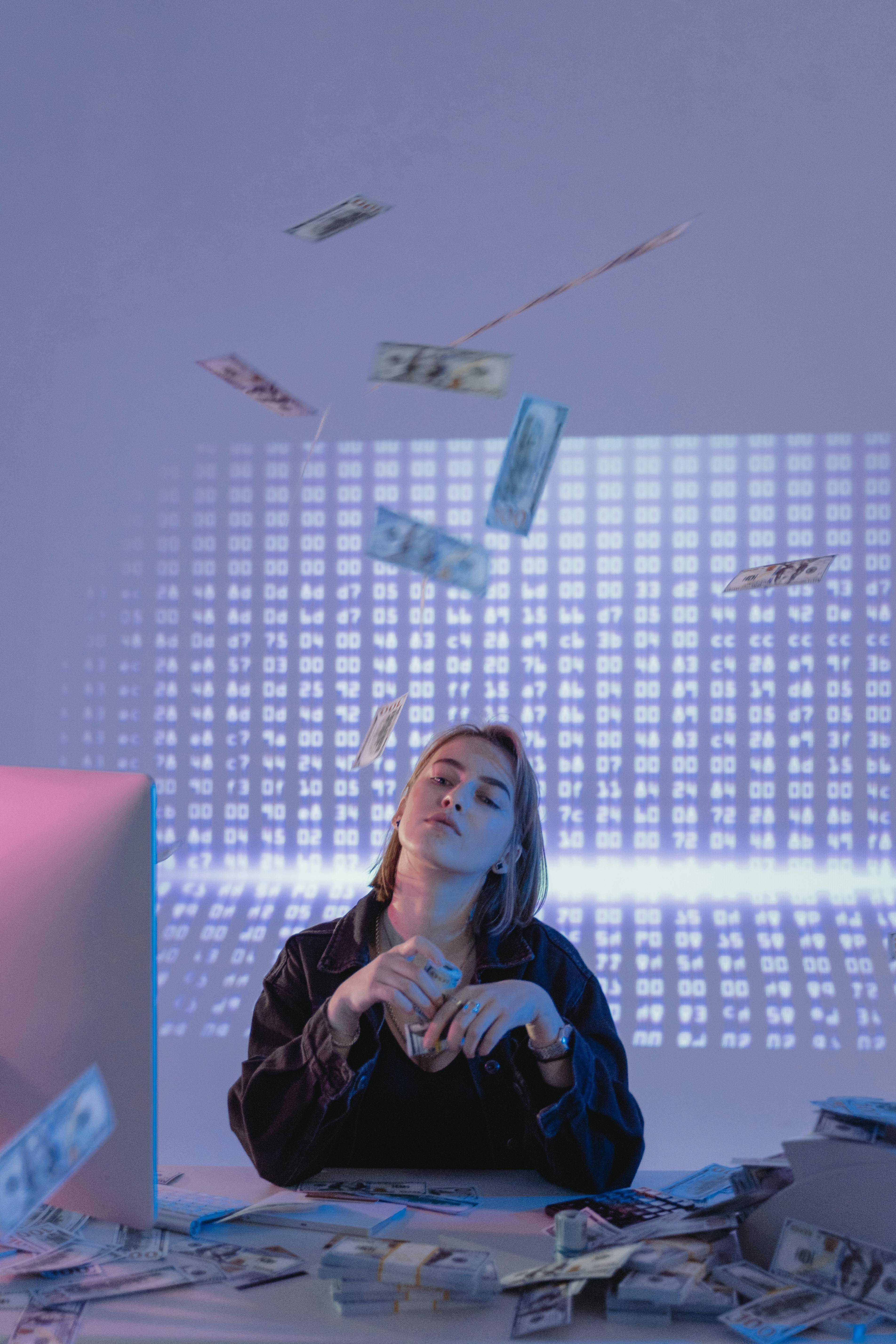Mujer tirando dinero | Foto: Pexels