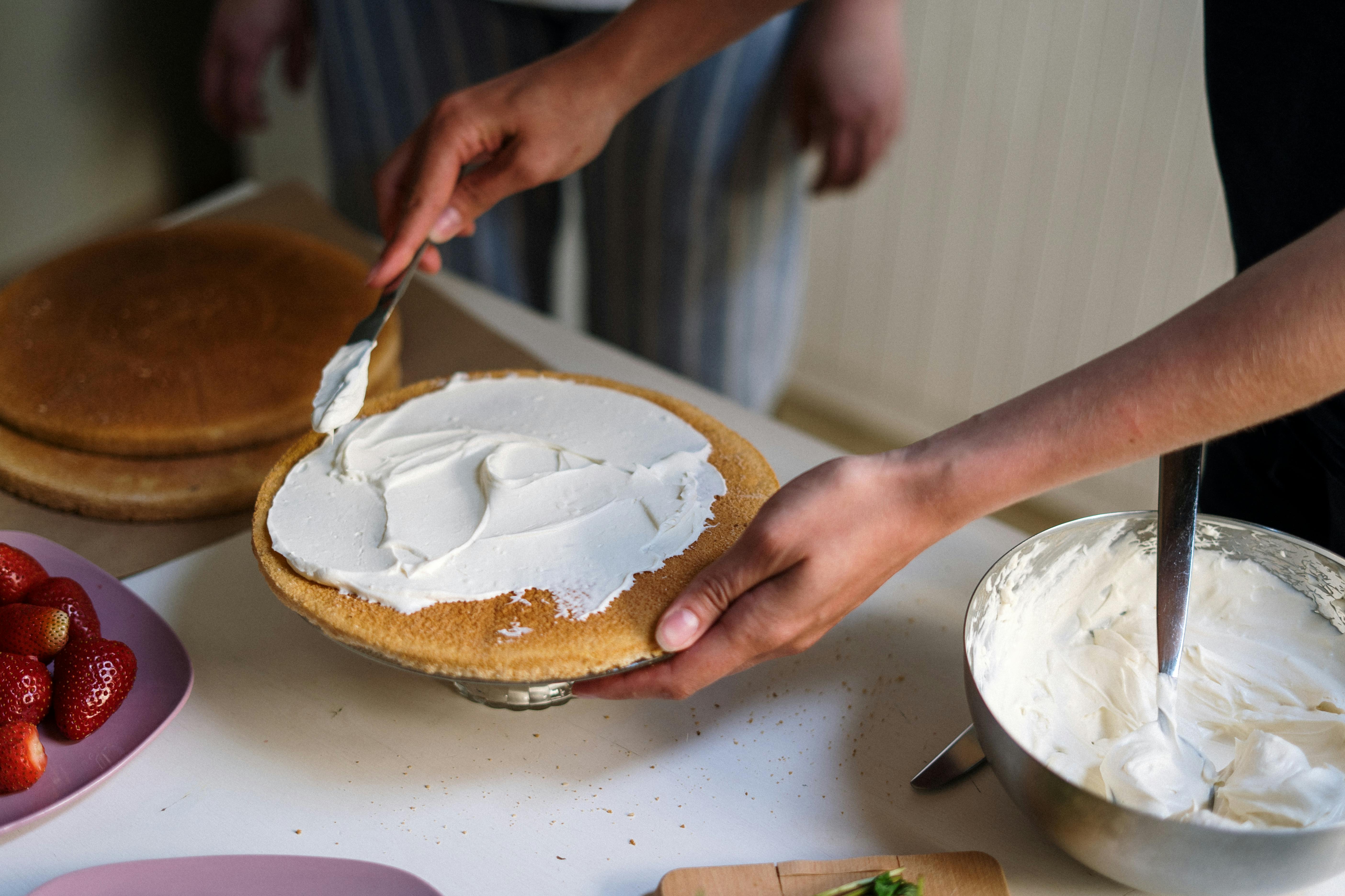 Una persona rellenando un pastel | Fuente: Pexels