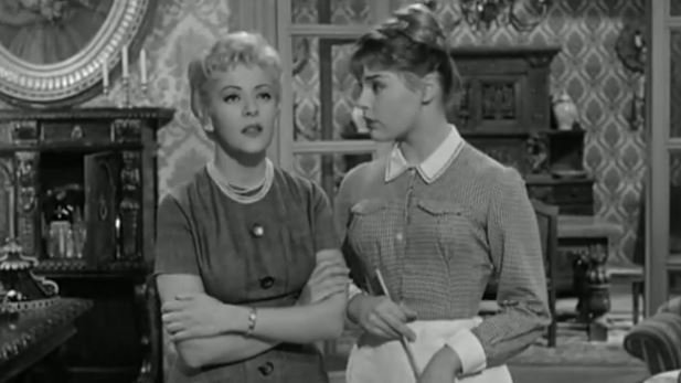Silvia Pinal (izquierda) y Elke Sommer en la película italiana "Uomini e Nobiluomini", 1959. | Foto: Wikimedia Commons