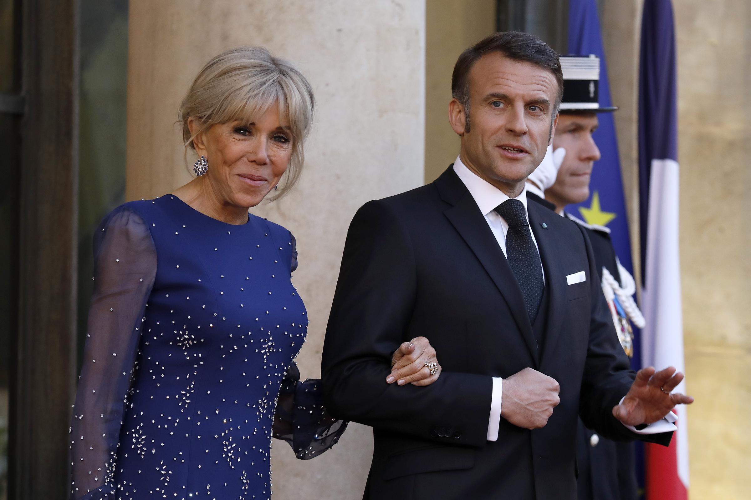 Brigitte y Emmanuel Macron esperan para saludar al rey Frederik X de Dinamarca y a la reina Mary de Dinamarca en el palacio presidencial del Elíseo, en el marco de la visita de Estado de sus majestades, el 31 de marzo de 2025, en París, Francia. | Fuente: Getty Images