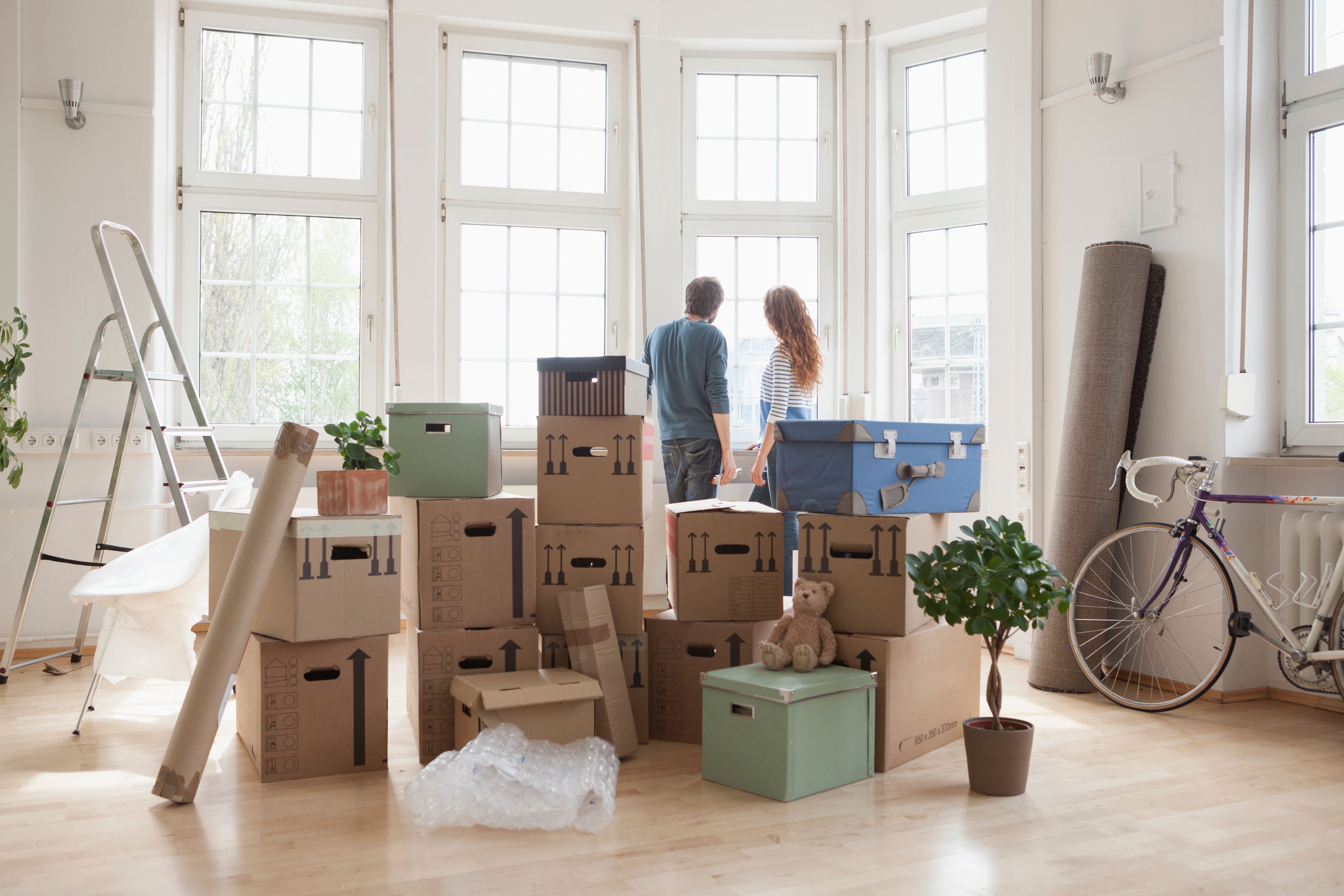 Una pareja y varias cajas en una habitación | Foto: Getty Images