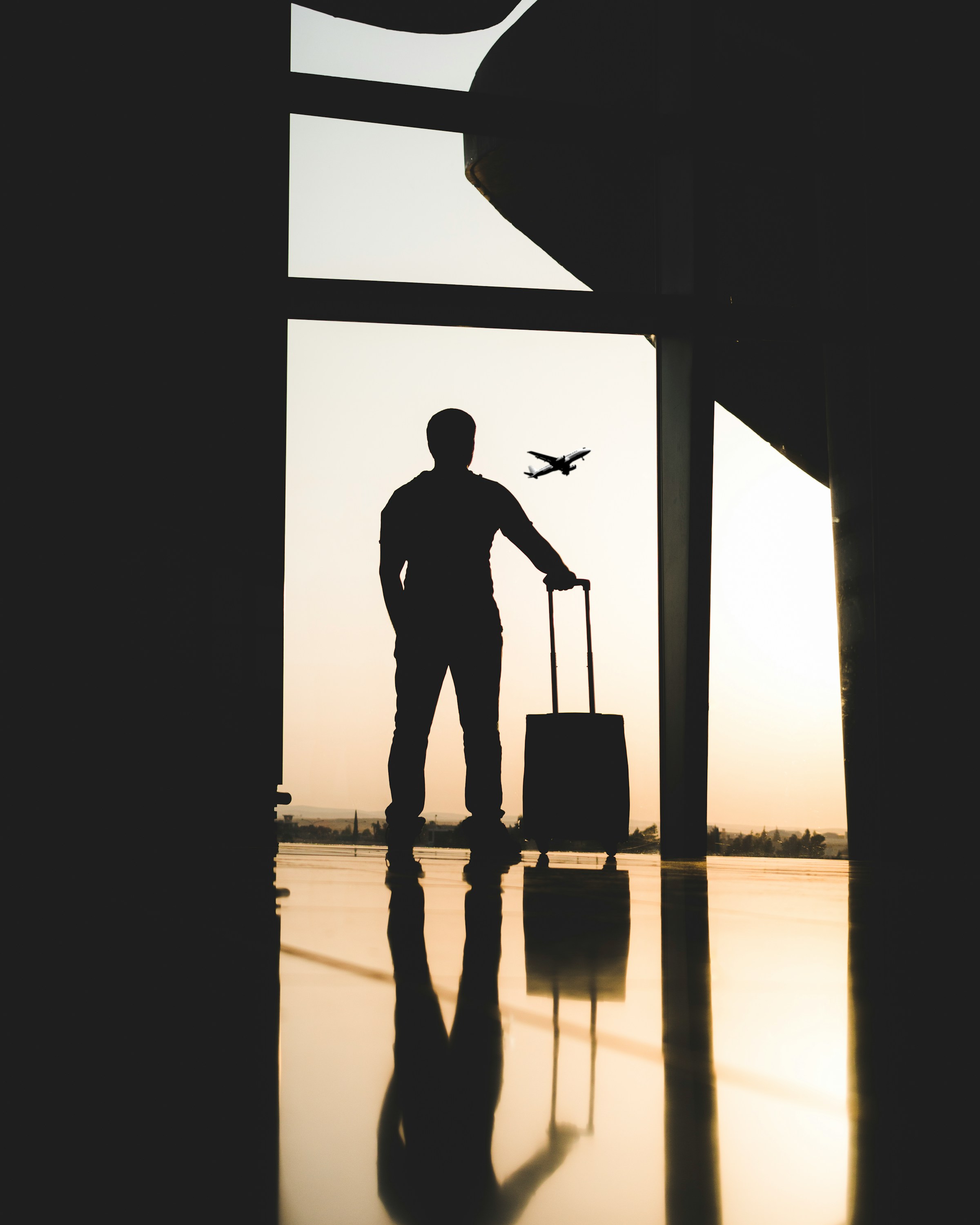 Un hombre con maleta en un aeropuerto | Fuente: Unsplash