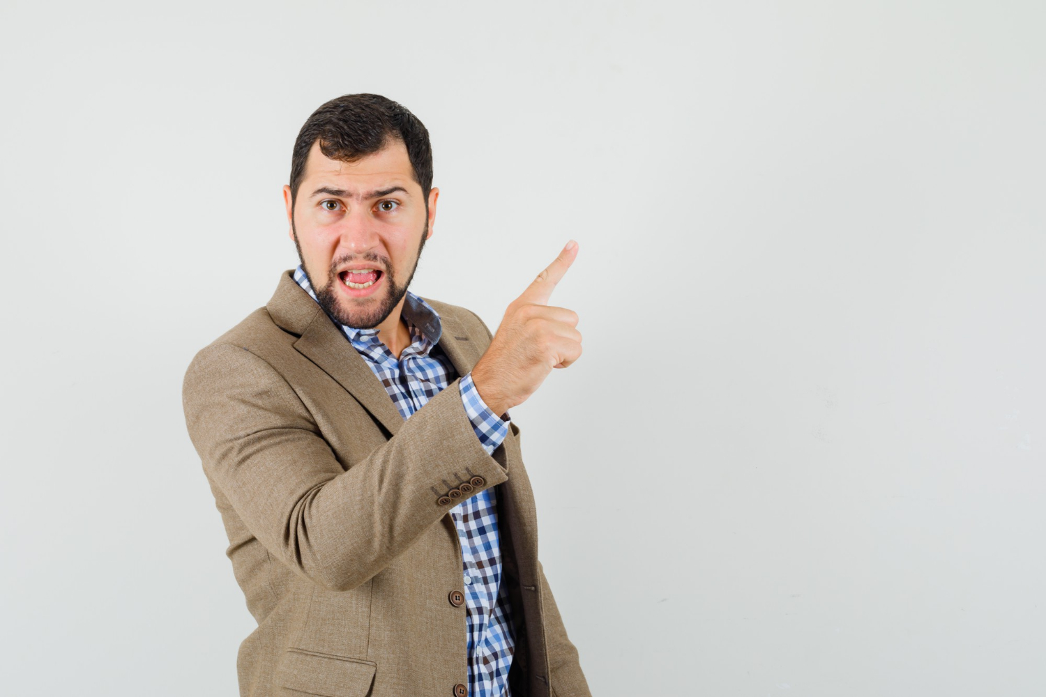 Un uomo arrabbiato che punta il dito | Fonte: Freepik