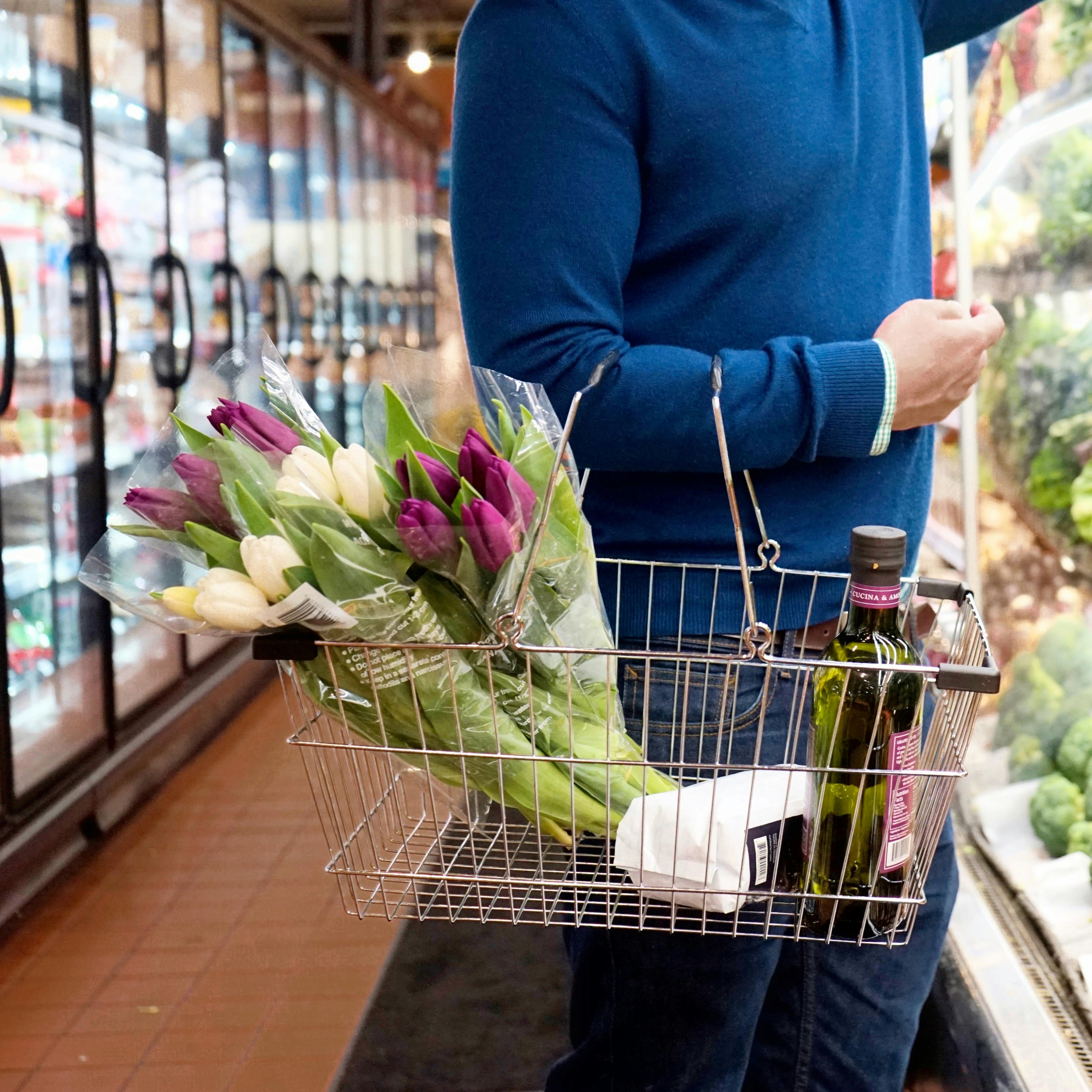 Un hombre con una cesta en una tienda de comestibles | Fuente: Pexels