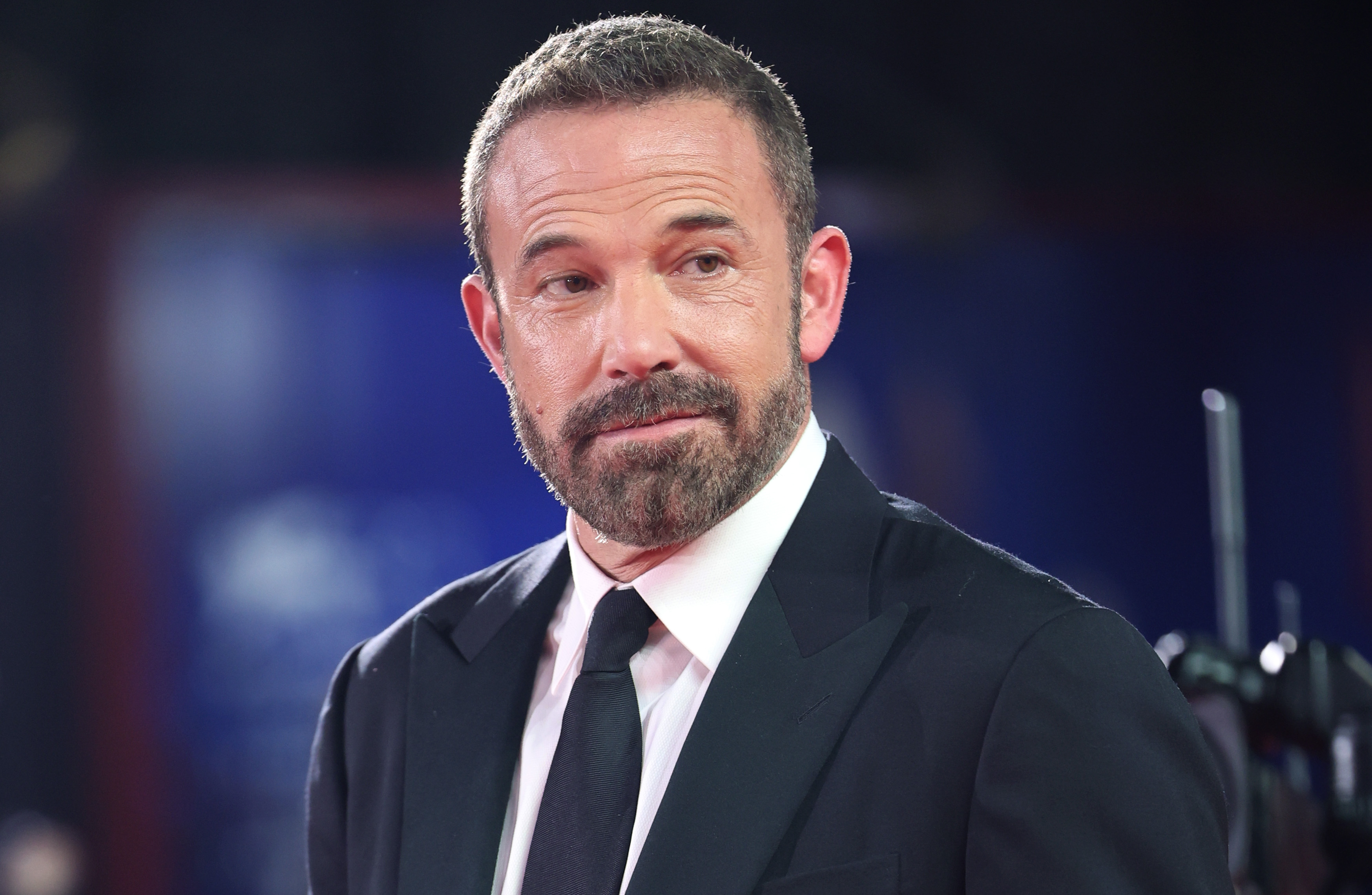 Ben Affleck asiste a la proyección de "Company" en el Festival Internacional de Cine de Venecia el 8 de septiembre de 2026. El actor dio de qué hablar en relación con el rumoreado nuevo romance de Jennifer Lopez, ya que tanto una fuente cercana como los usuarios de las redes sociales establecieron comparaciones con su relación pasada. | Fuente: Getty Images