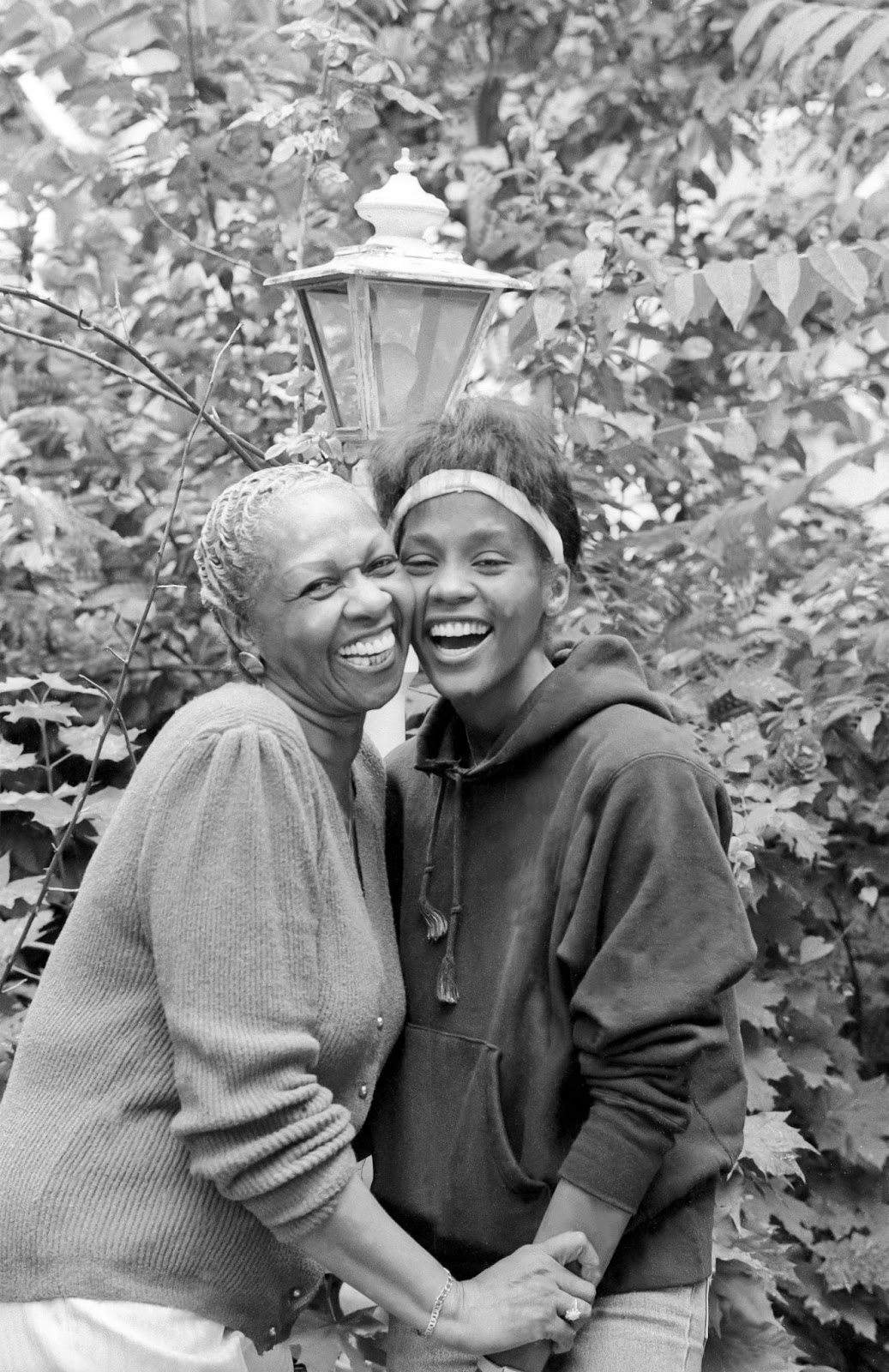 Cissy y Whitney Houston posando para un retrato en el patio trasero de su casa, West Orange, Nueva Jersey, el 28 de mayo de 1985 | Fuente: Getty Images