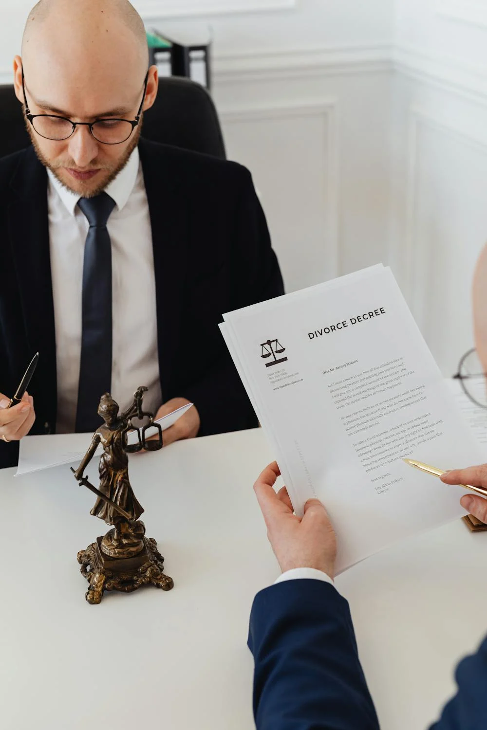 Firmando los papeles del divorcio | Fuente: Pexels