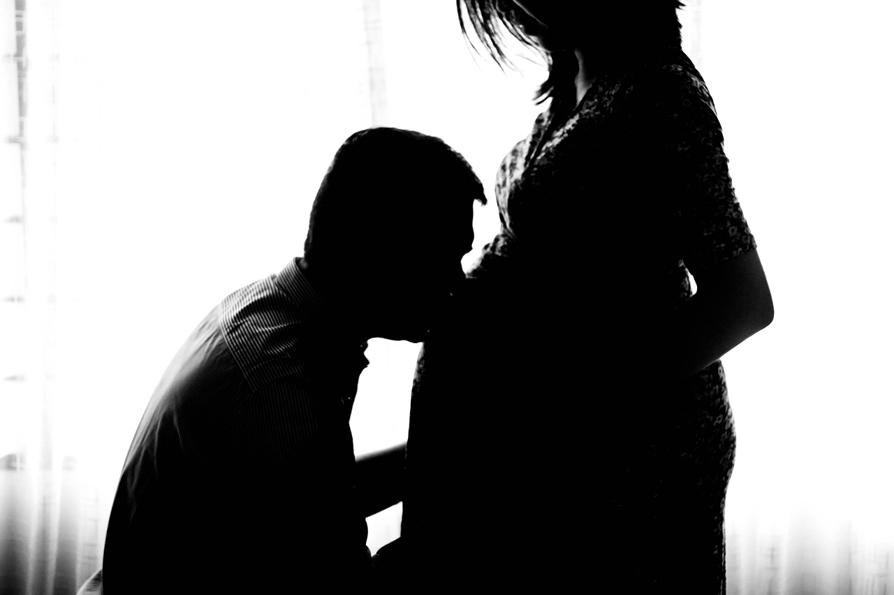 Hombre besando el vientre de una mujer embarazada | Fuente: Pixabay