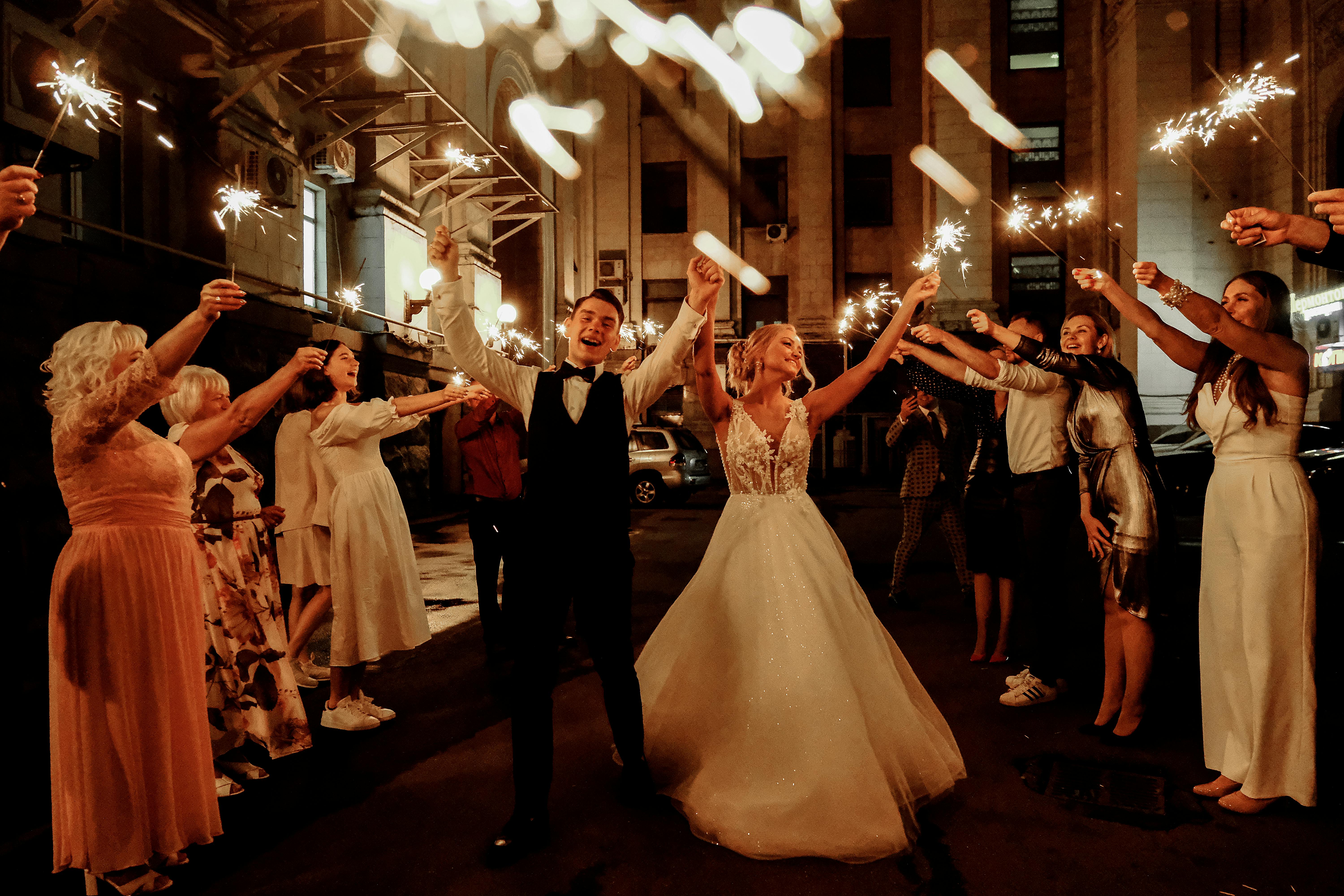 Invitados a la boda celebrando a los novios | Fuente: Pexels