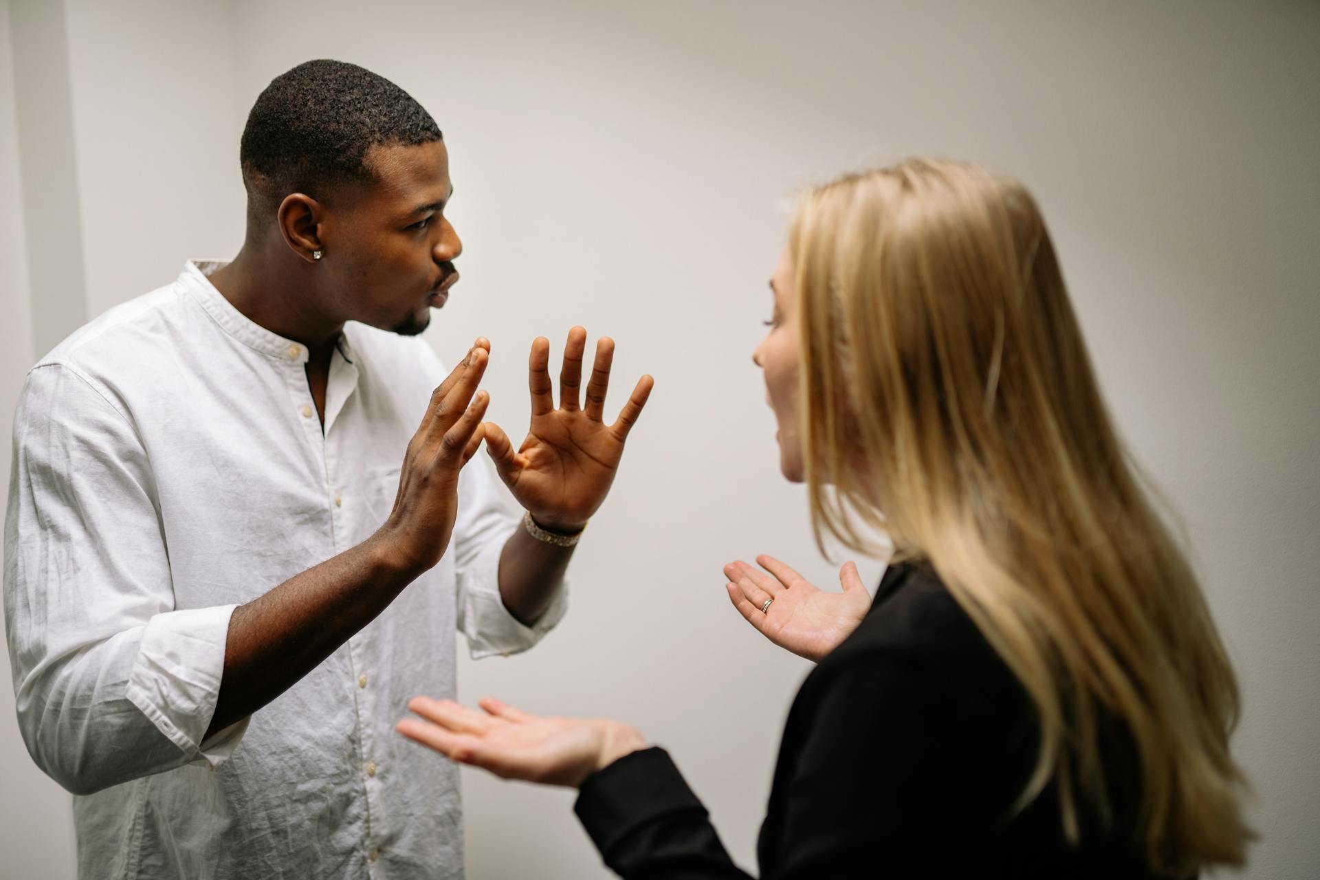 Una pareja discutiendo | Fuente: Pexels