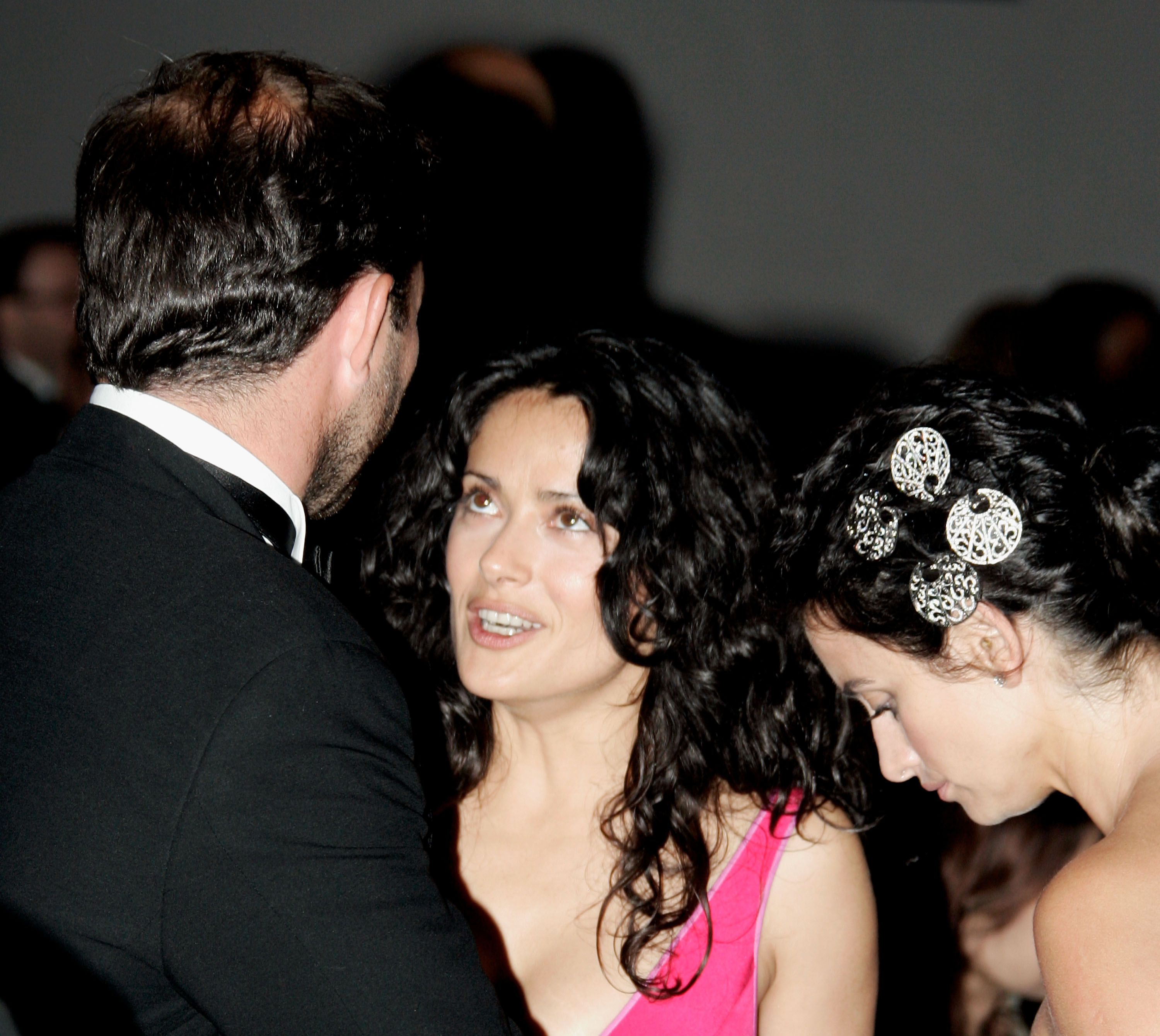 Harvey Weinstein habla con Salma Hayek el 19 de mayo de 2005 | Fuente: Getty Images