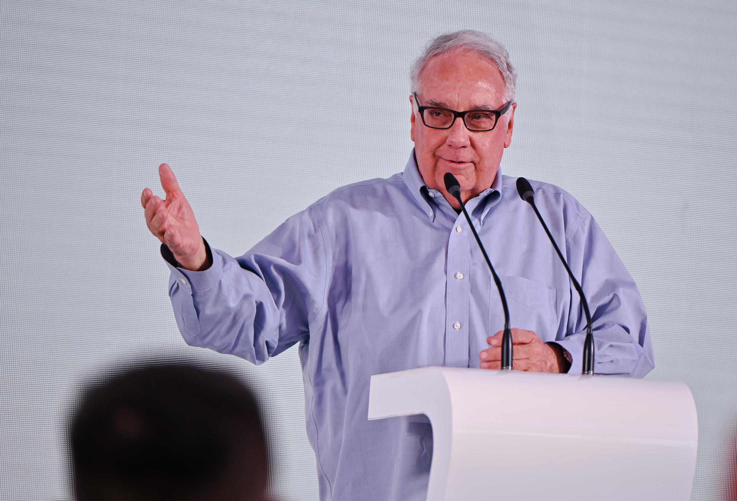 Howard Buffett habla durante la ceremonia oficial de inauguración del Centro de Prótesis y Rehabilitación de Superhumanos, ya terminado, en Lviv, Ucrania occidental, el 20 de junio de 2024. | Fuente: Getty Images