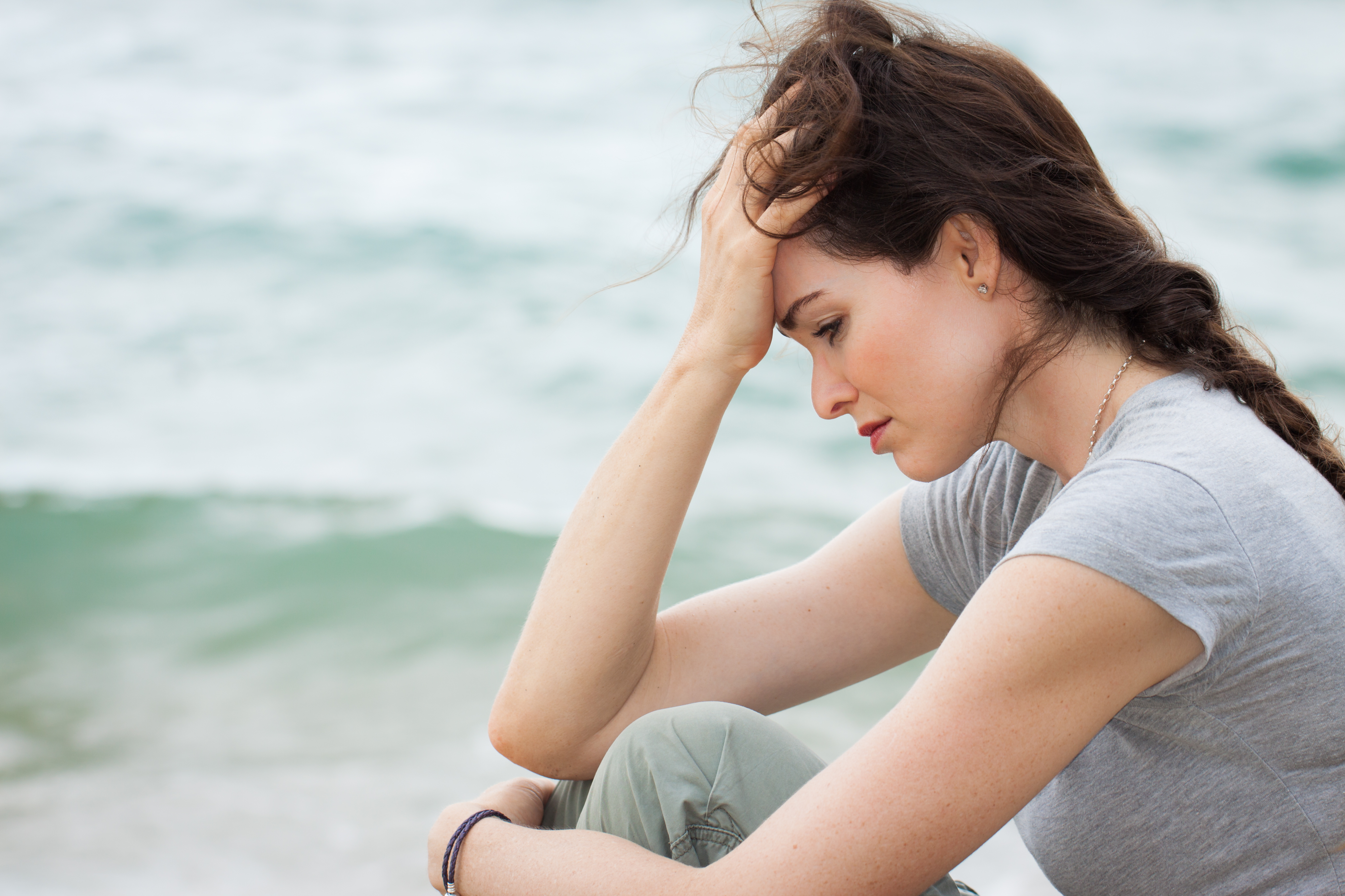 Mujer deprimida a orilla del mar | Foto: Shutterstock