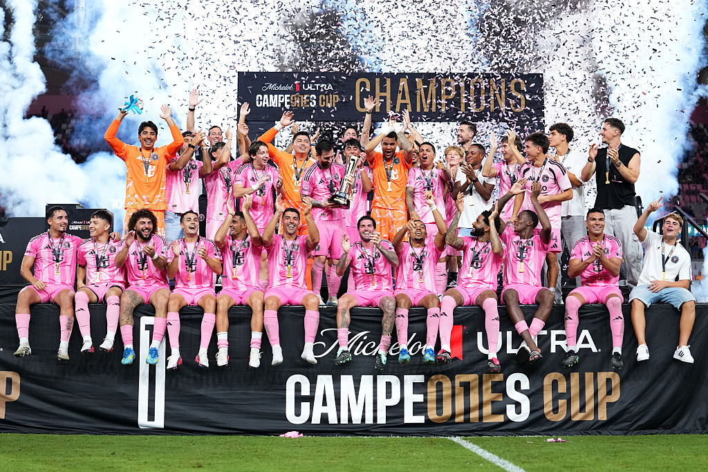 Lionel Messi, del Inter Miami CF (n.º 10), levanta el trofeo de campeón tras ganar el partido de la Campeones Cup 2026 entre el Inter Miami CF y el Cruz Azul en el Nu Stadium, el 16 de septiembre de 2026 en Miami, Florida. | Fuente: Getty Images