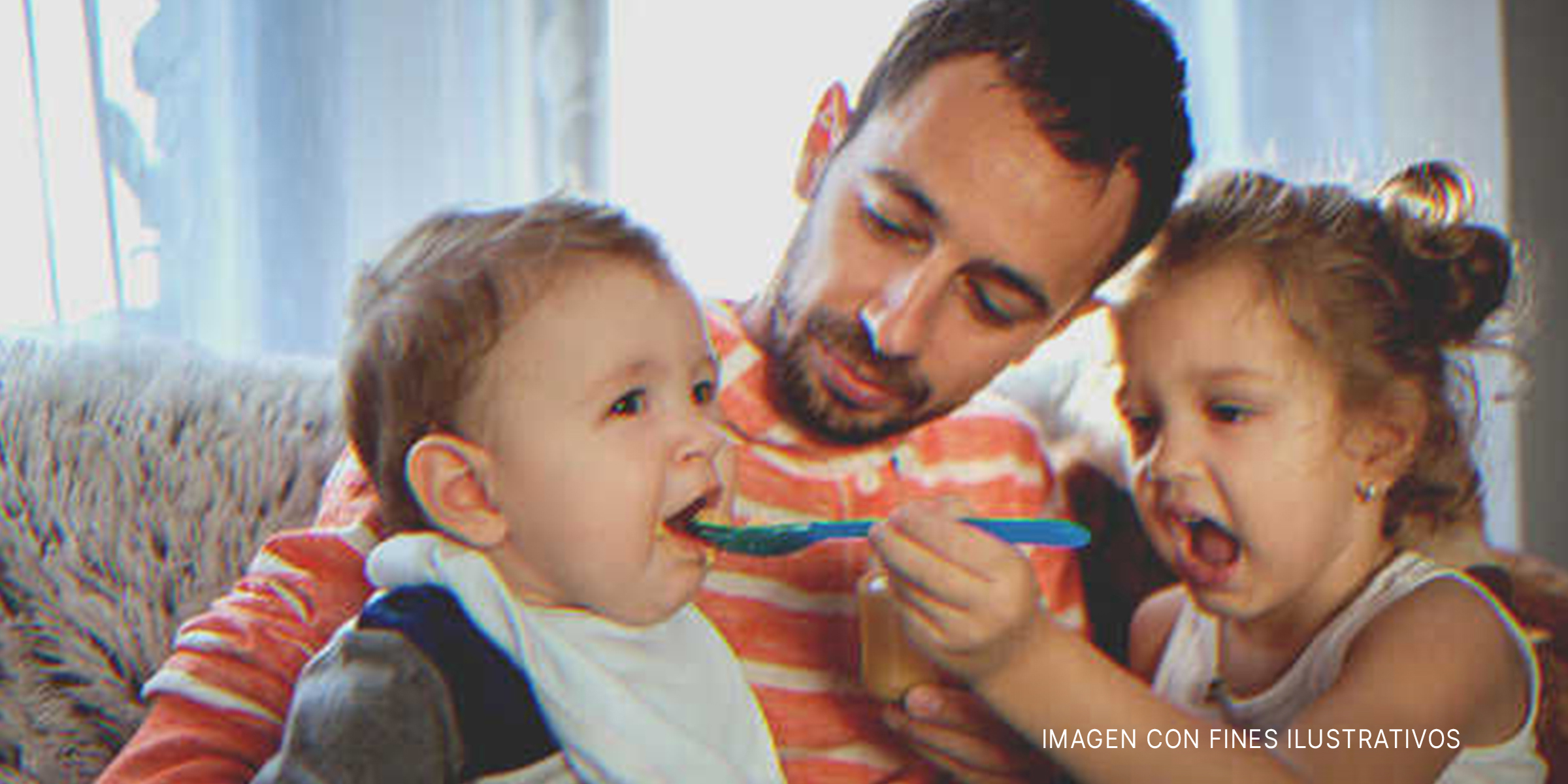 Un hombre con dos niños pequeños | Foto: Getty Images