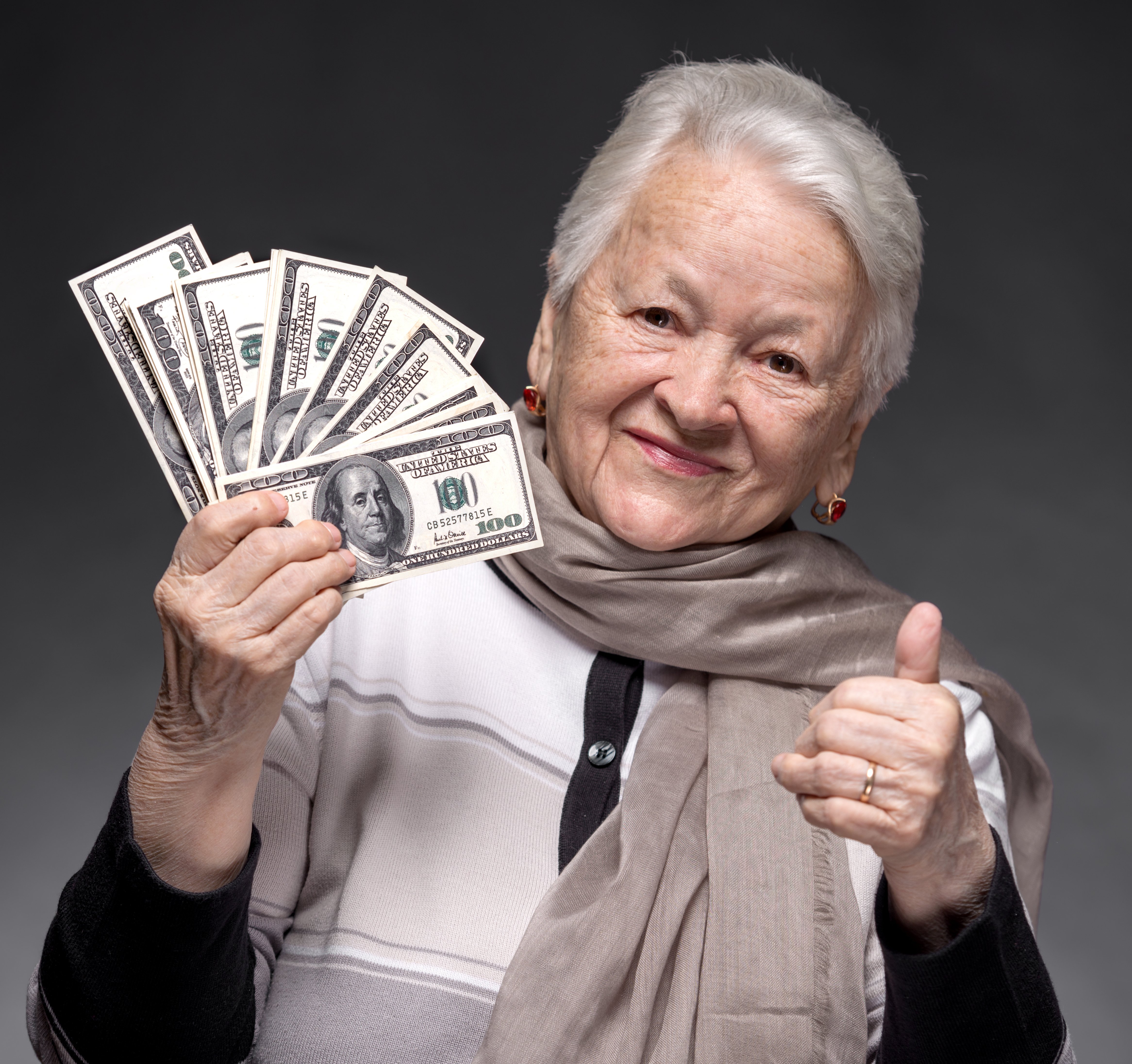 Anciana con dinero en efectivo. || Fuente: Shutterstock