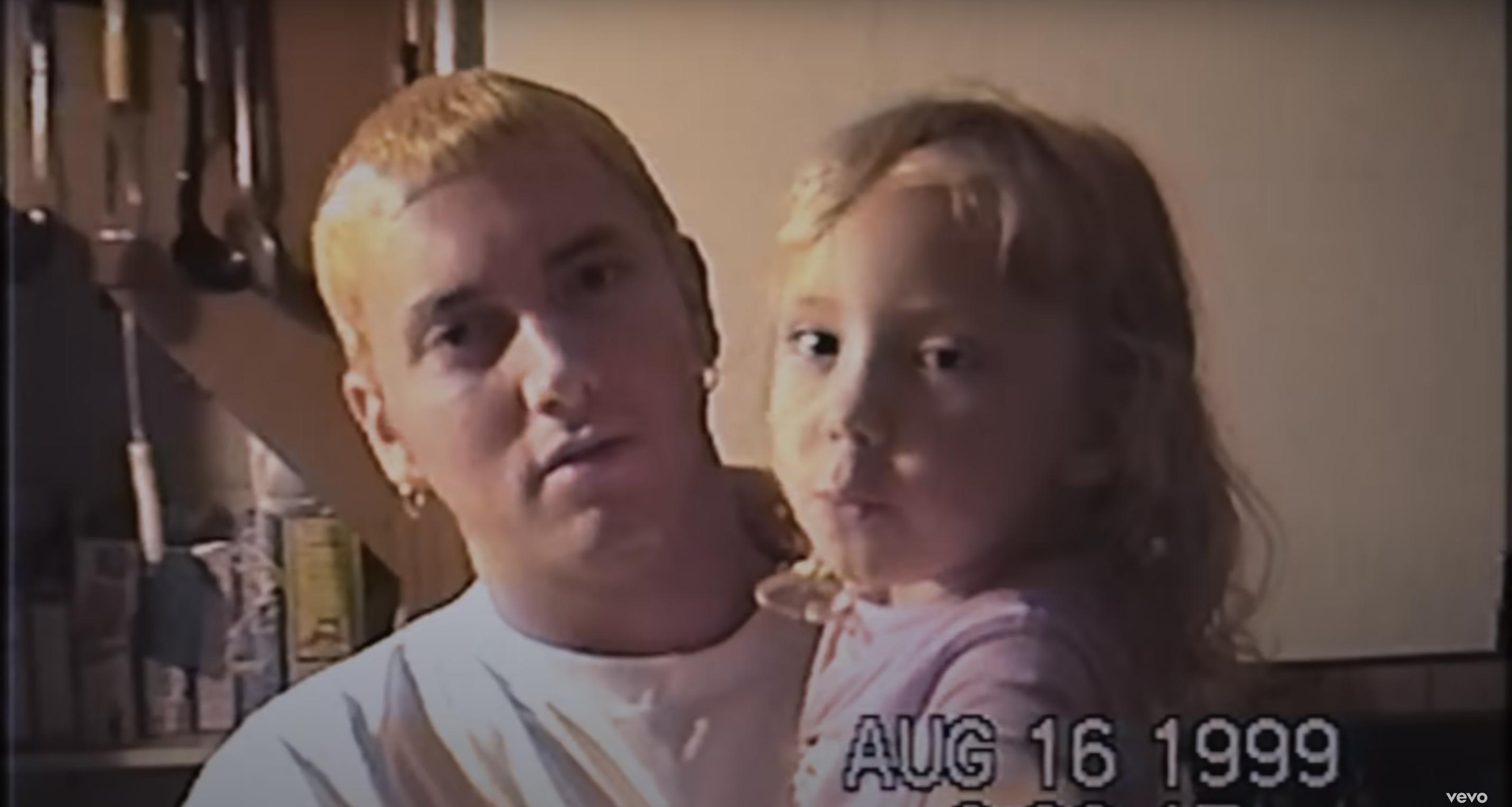 Eminem y su hija Hailie Jade en un clip subido el 3 de octubre de 2024 | Fuente: YouTube/EminemMusic