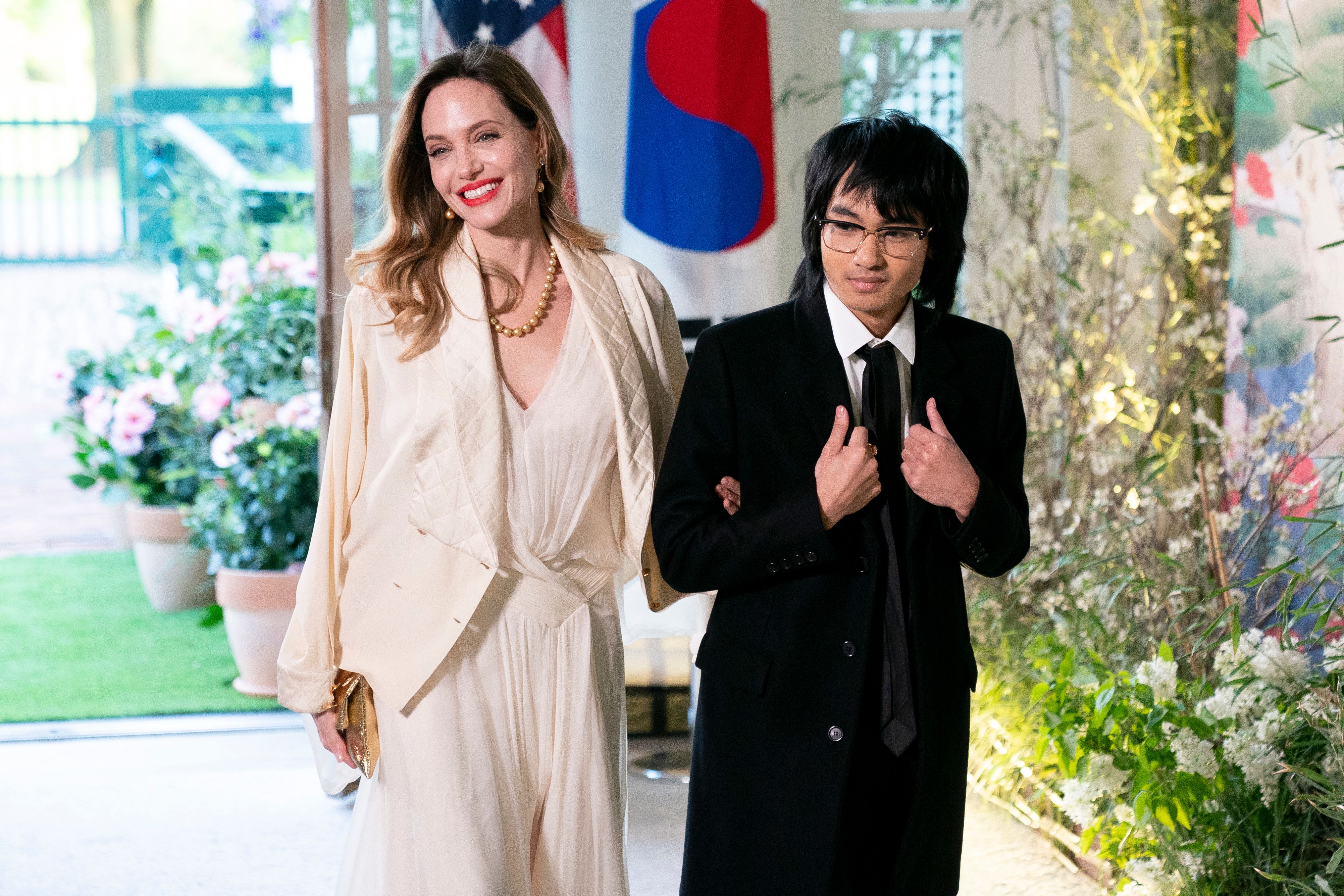Angelina Jolie y Maddox llegan a la cena de Estado en honor del presidente surcoreano Yoon Suk Yeol, celebrada en la Casa Blanca el 26 de abril de 2023 | Fuente: Getty Images
