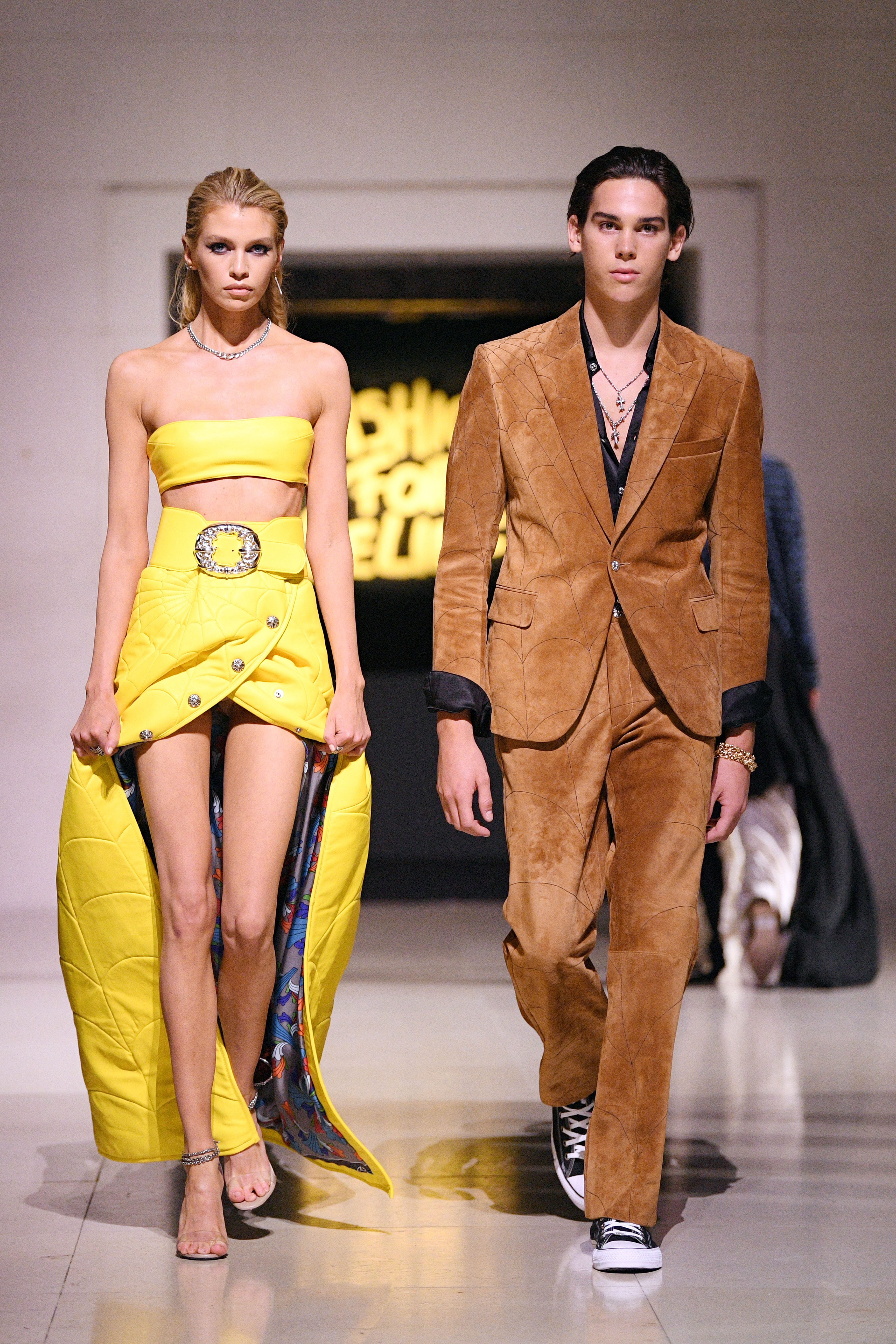 Stella Maxwell y Paris Brosnan desfilan en la pasarela Fashion For Relief en el Museo Británico de Londres el 14 de septiembre de 2019 | Fuente: Getty Images