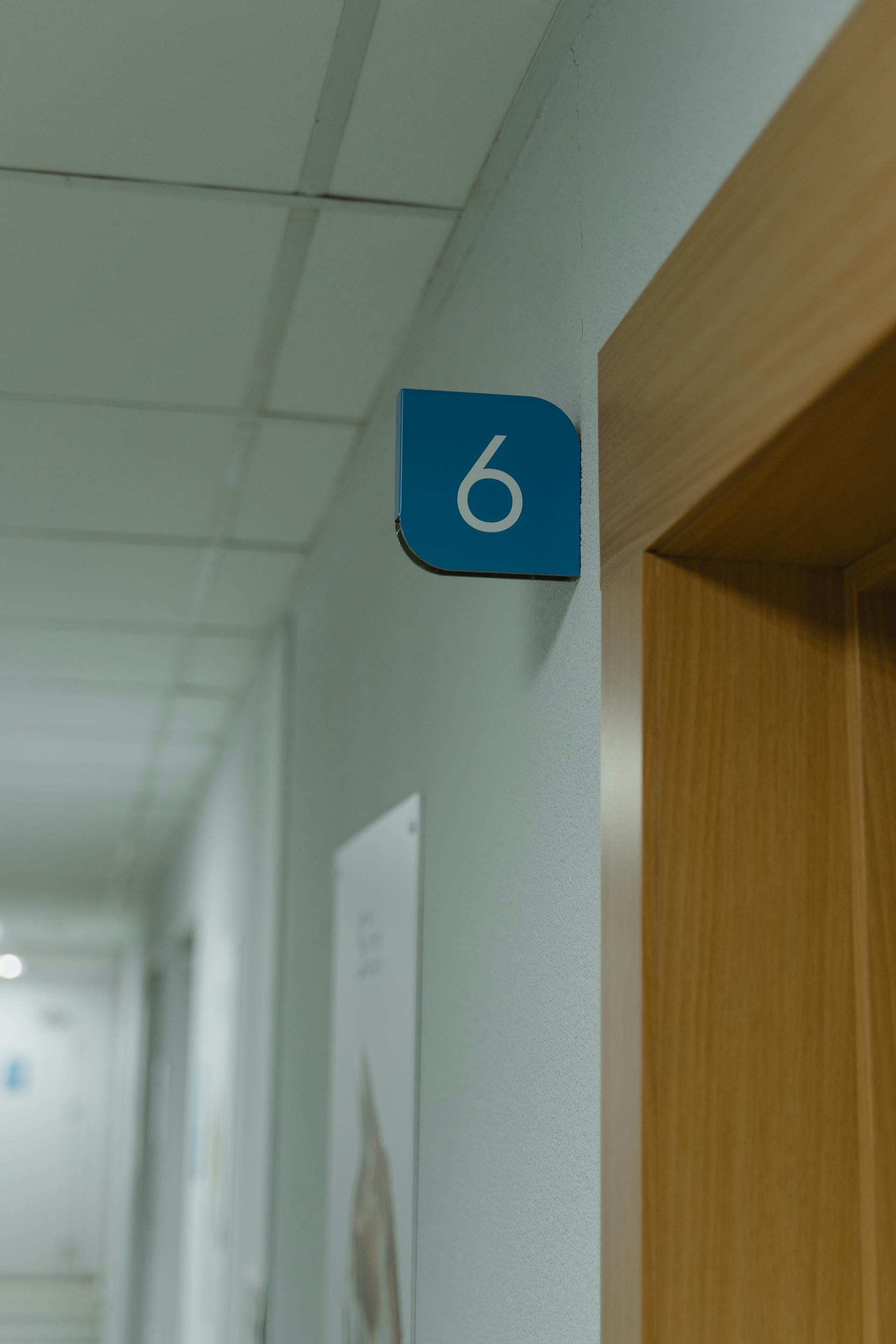 Primer plano del marco de una puerta en un hospital | Fuente: Pexels