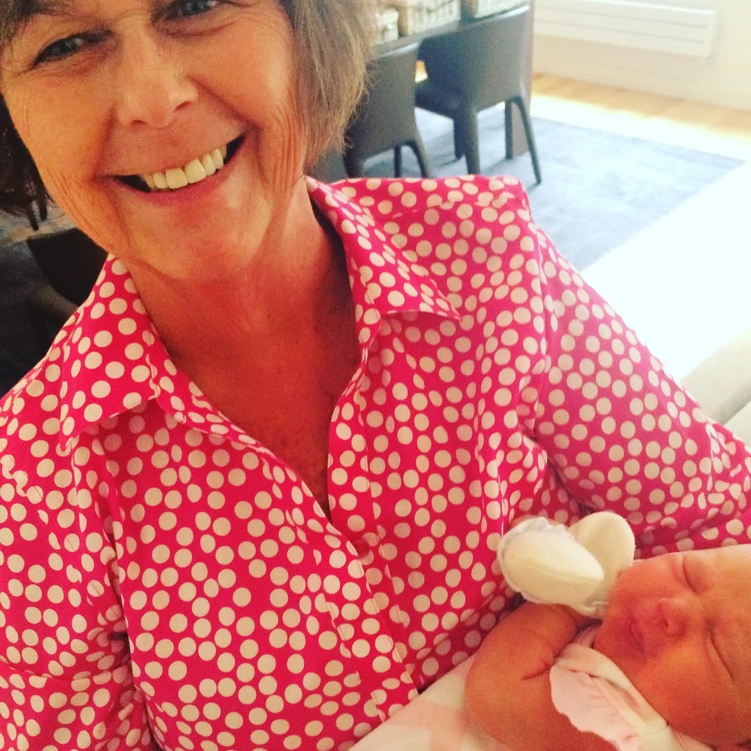 Nancy Guthrie sostiene a su nieto | Fuente: Instagram/savannahguthrie