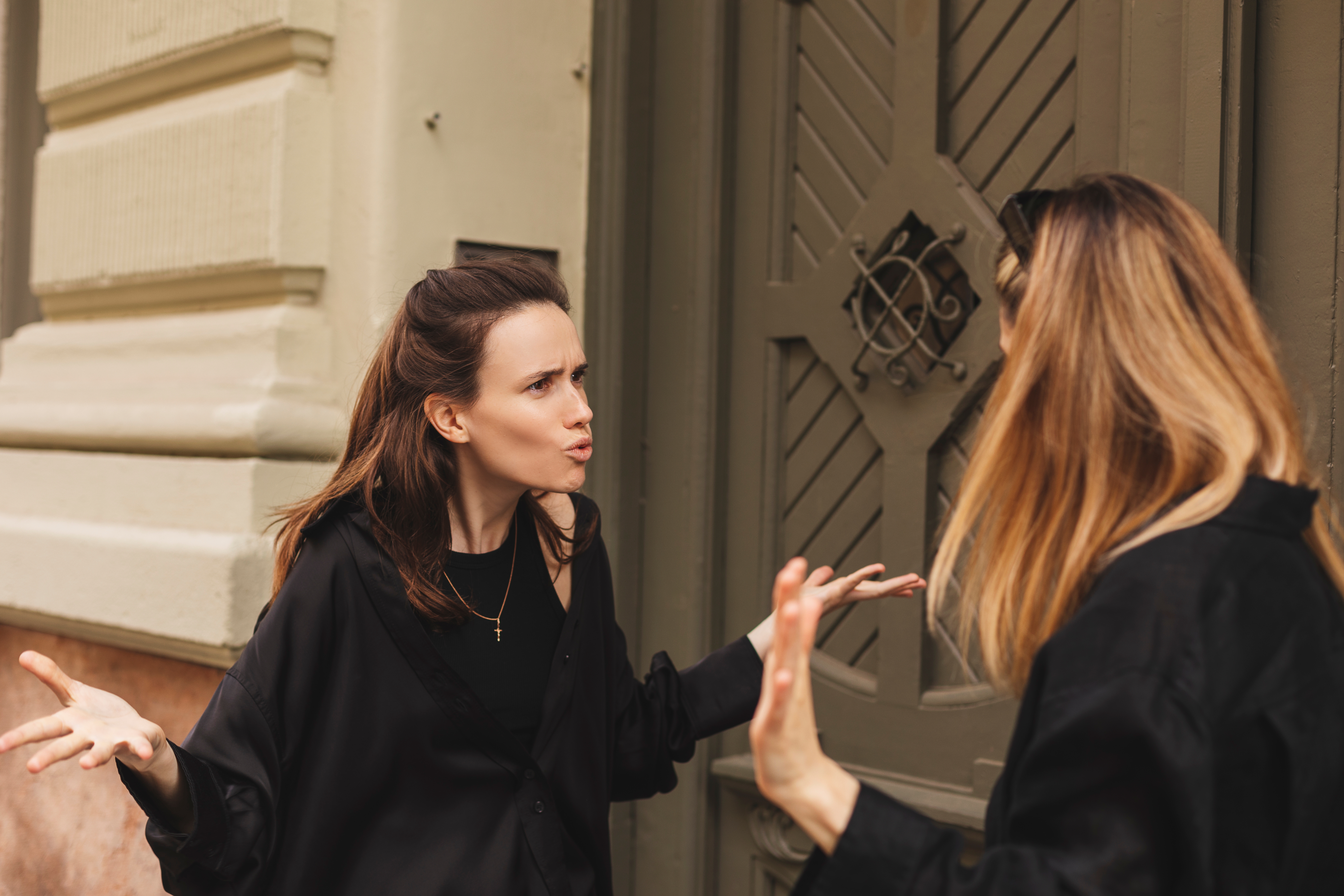 Dos mujeres discutiendo | Fuente: Shutterstock