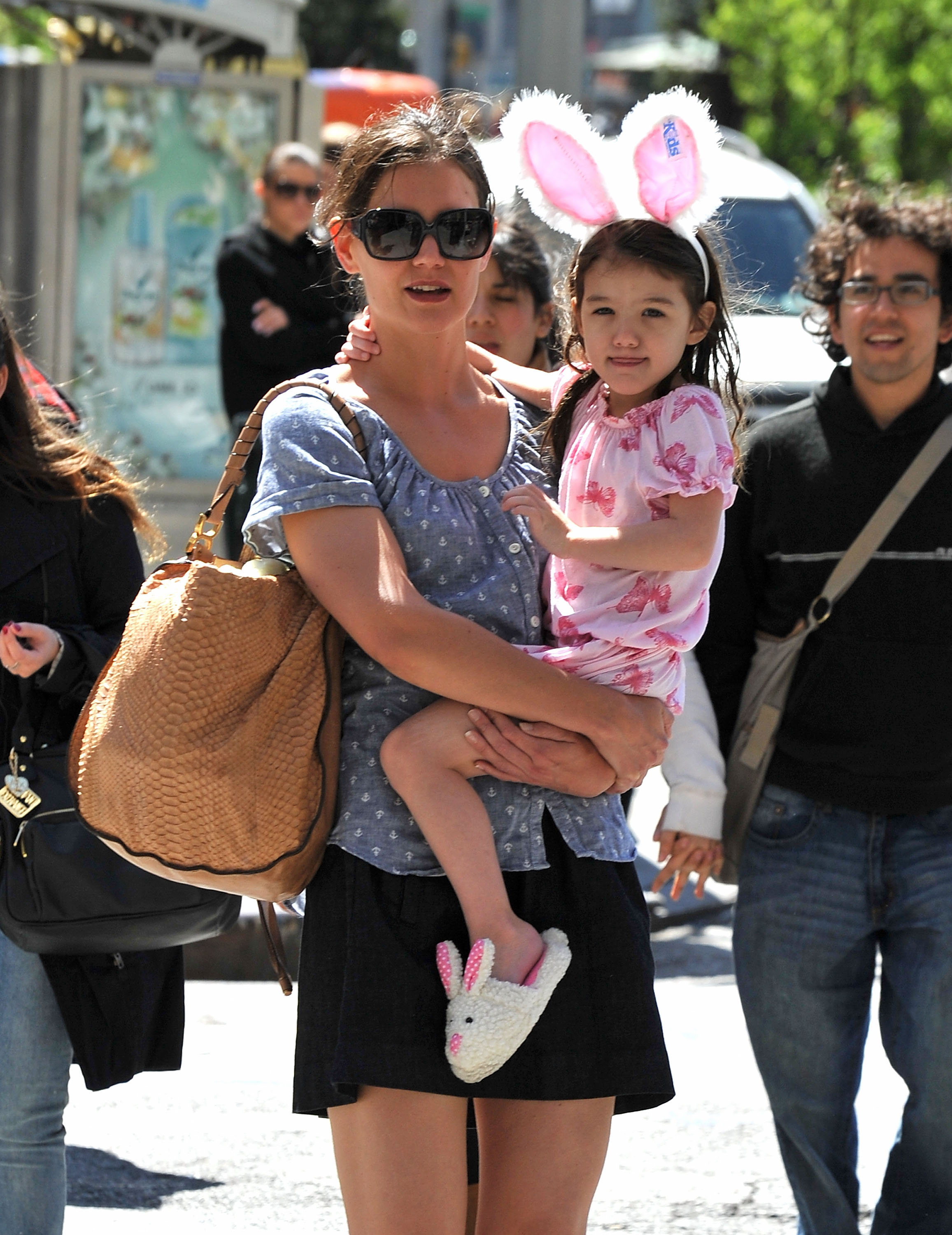 Katie Holmes y Suri Cruise vistas paseando por Union Square el 10 de abril de 2010 en Nueva York | Fuente: Getty Images