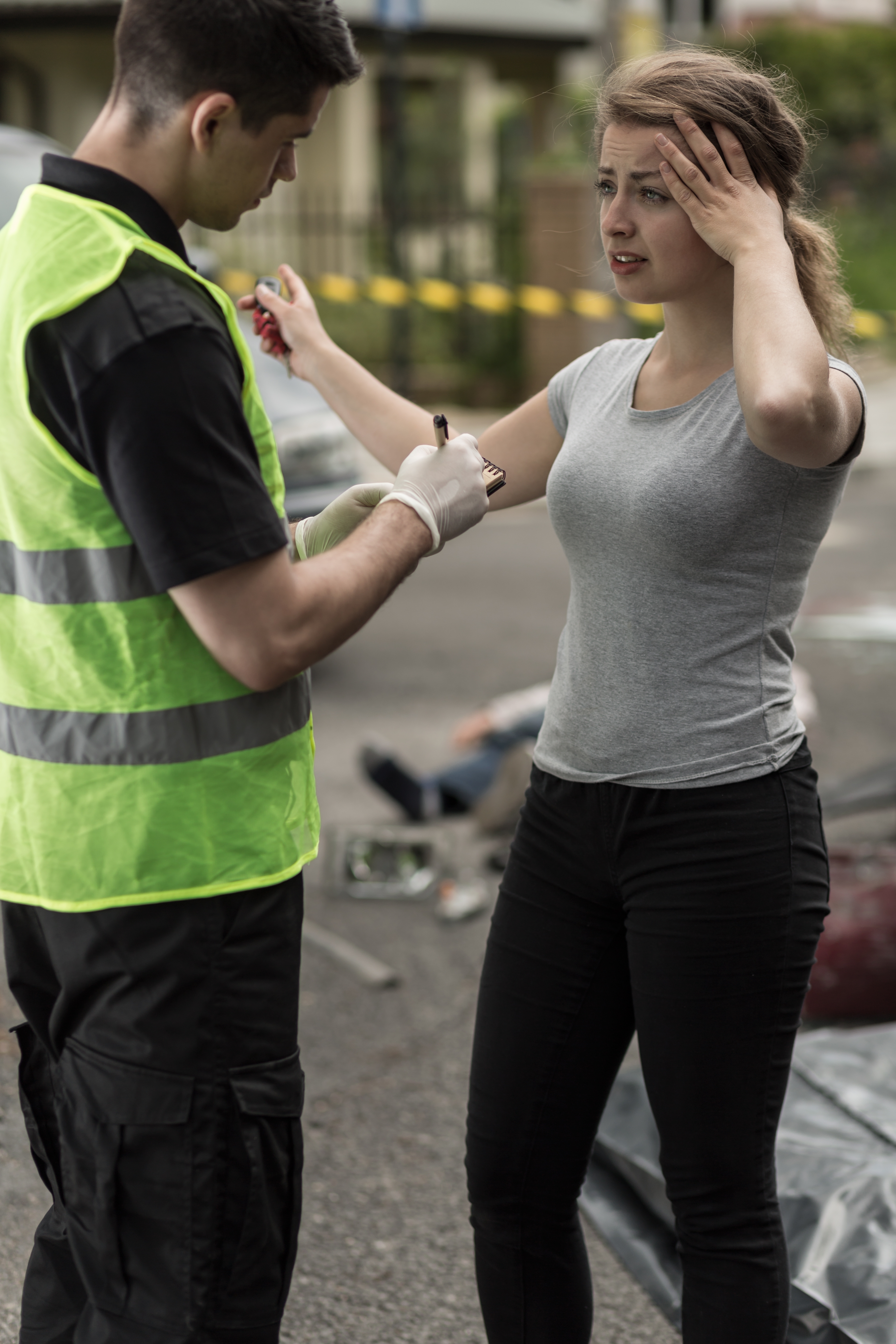 Mujer declarando ante un agente de policía | Foto: Shutterstock